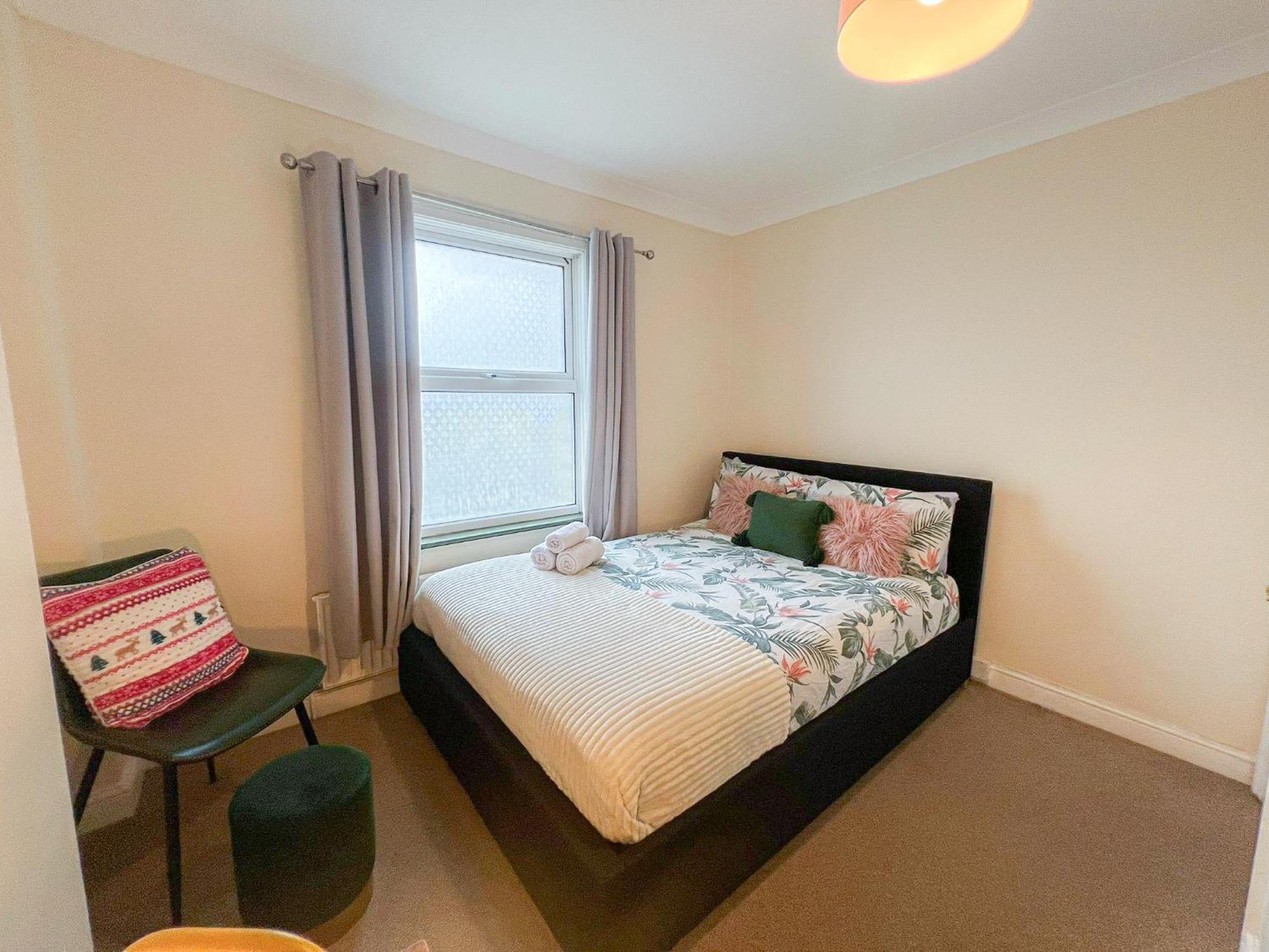 Apartment Ample Acton 4-bedroom Flat,ealing, West *