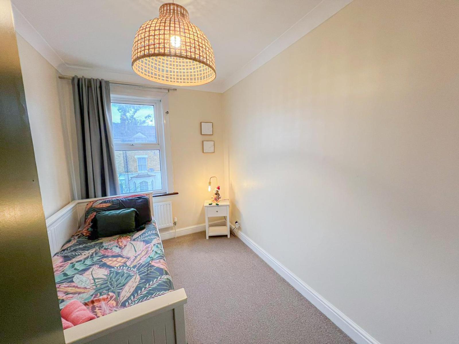Apartment Ample Acton 4-bedroom Flat,ealing, West London