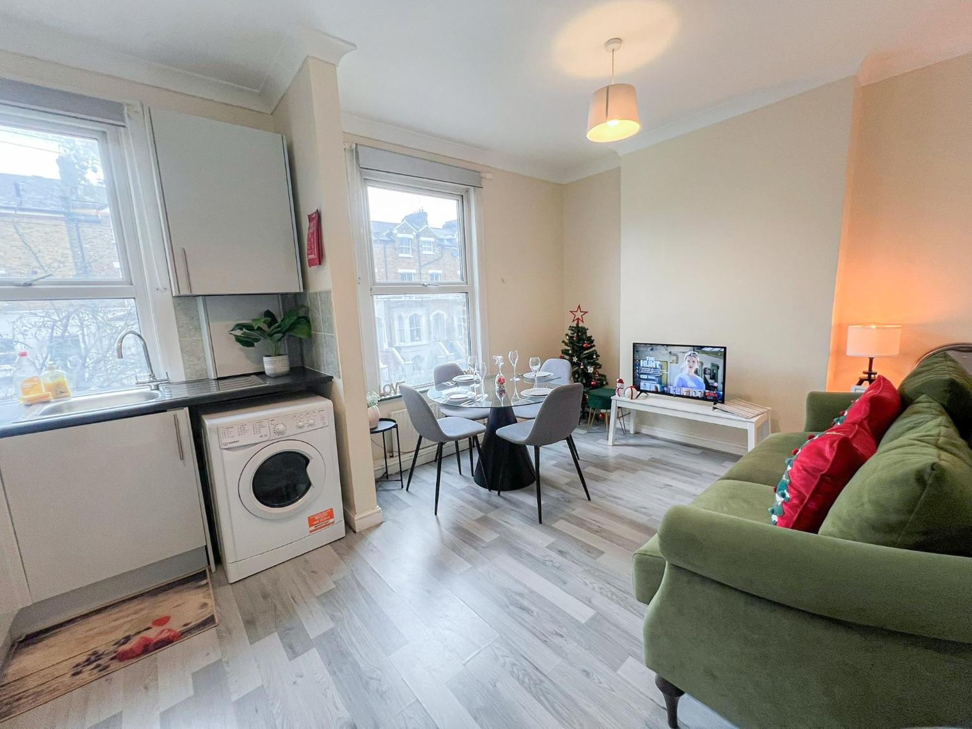 Ample Acton 4-bedroom Flat,ealing, West London