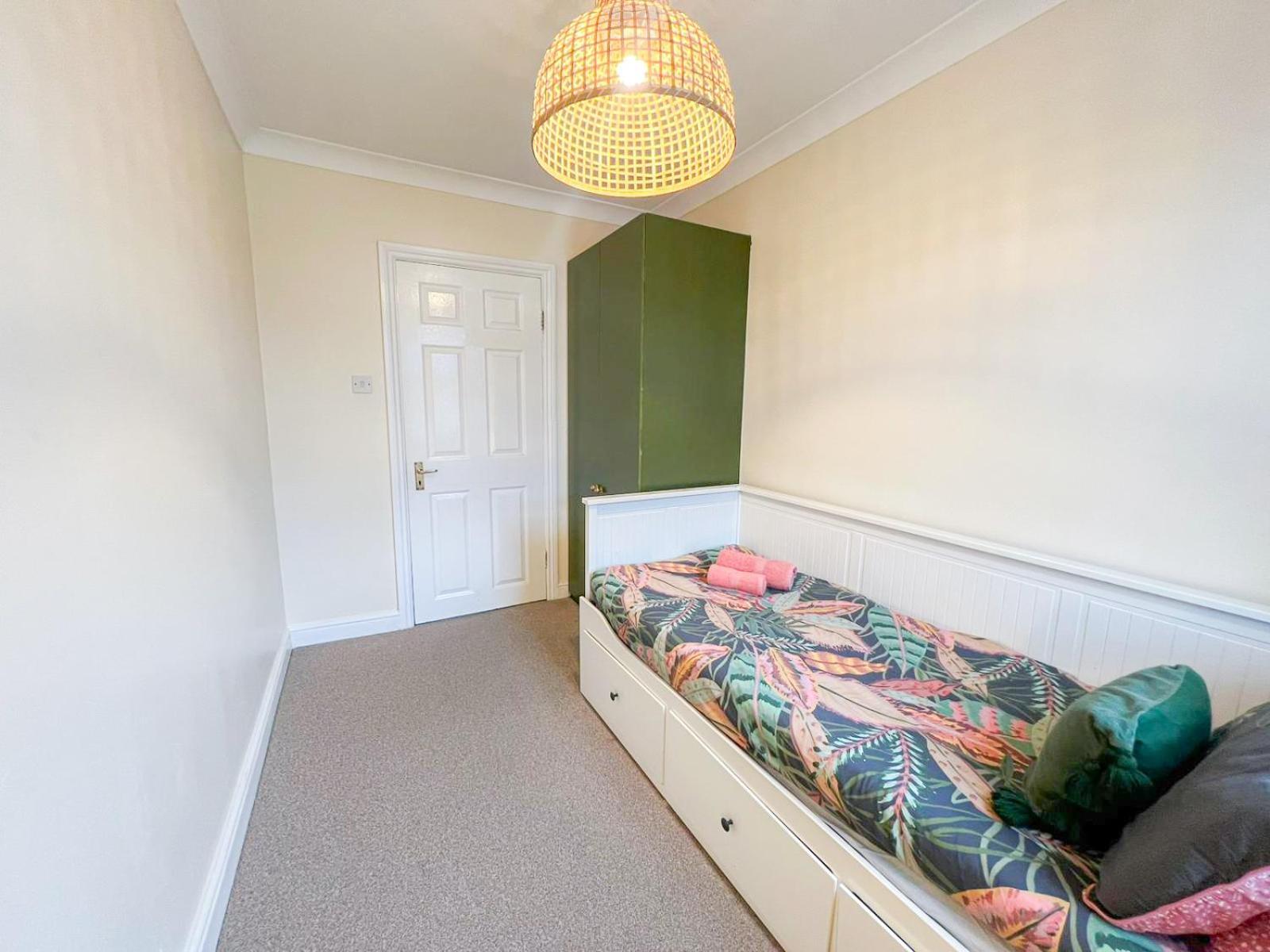 Apartment Ample Acton 4-bedroom Flat,ealing, West *