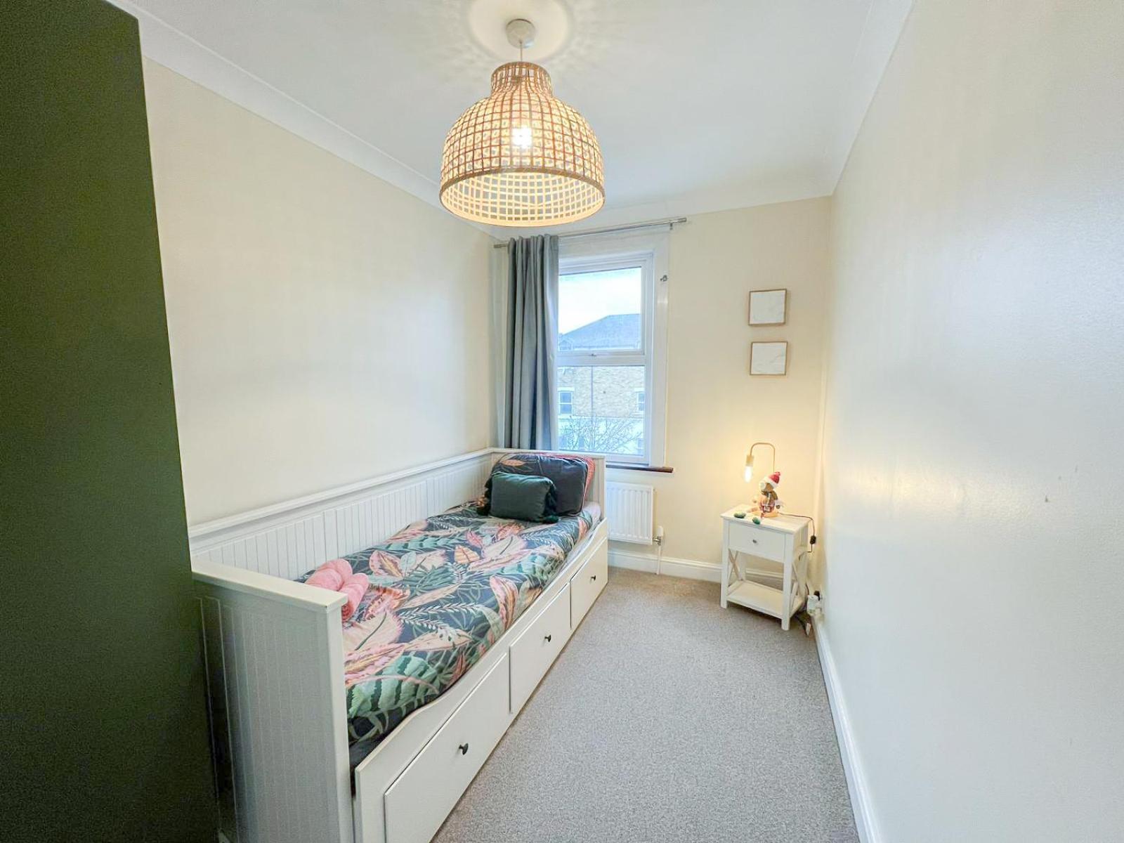 Apartment Ample Acton 4-bedroom Flat,ealing, West London