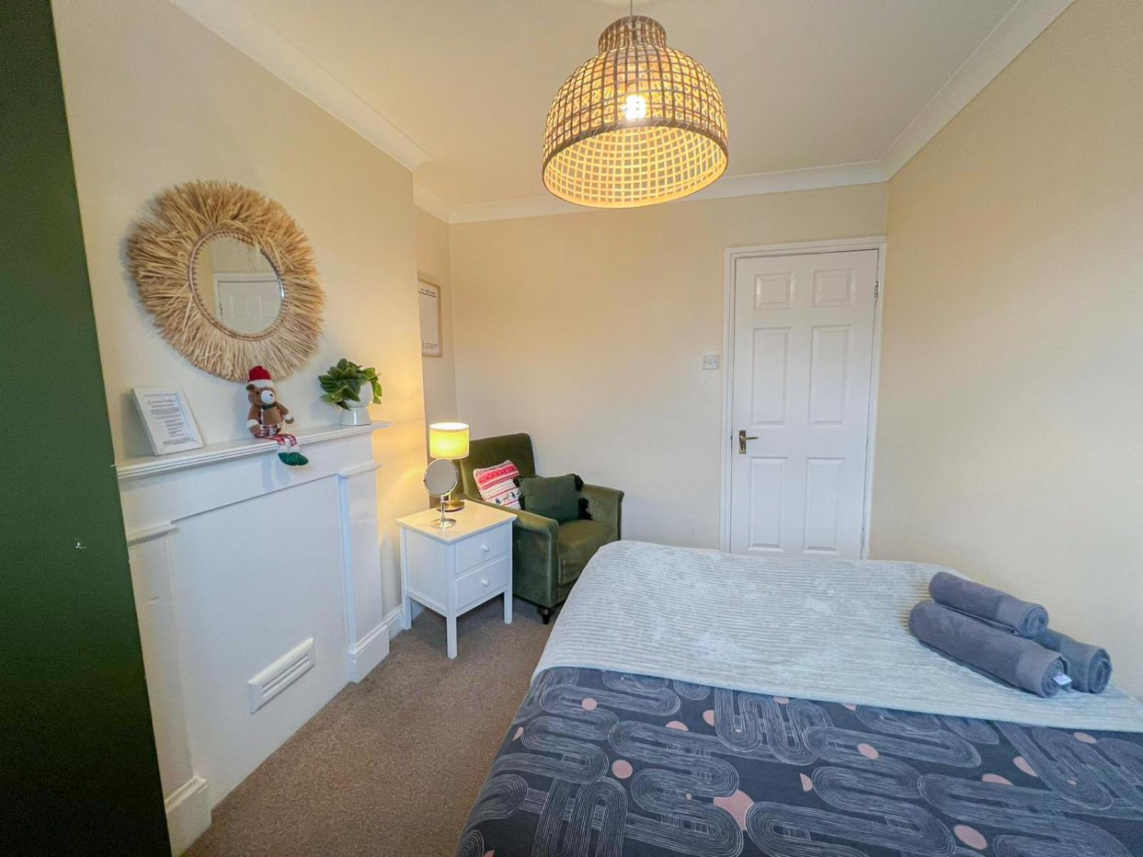 Ample Acton 4-bedroom Flat,ealing, West * London