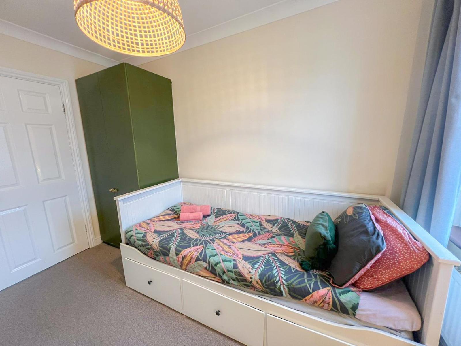Apartment Ample Acton 4-bedroom Flat,ealing, West