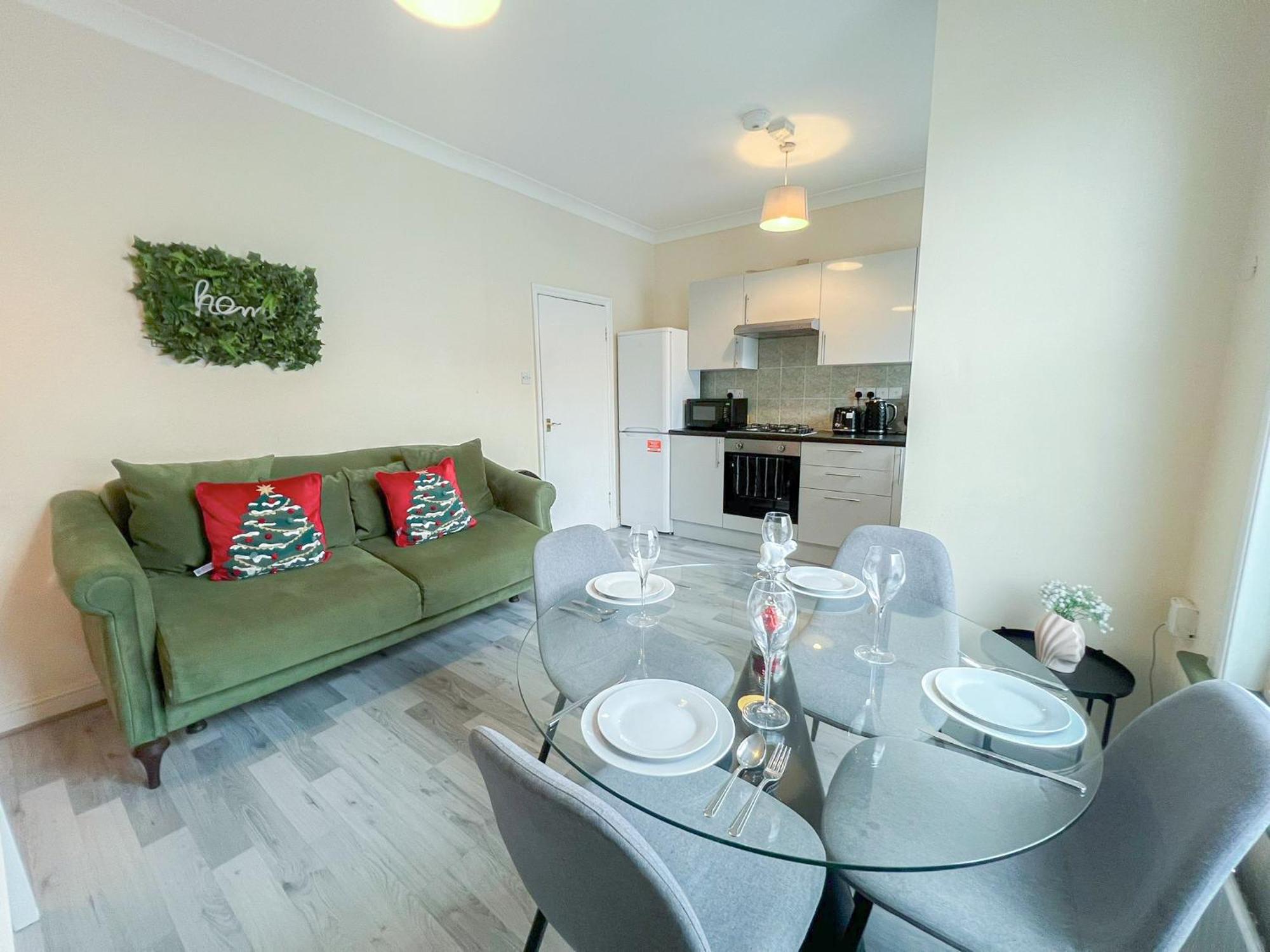 Ample Acton 4-bedroom Flat,ealing, West Apartment *