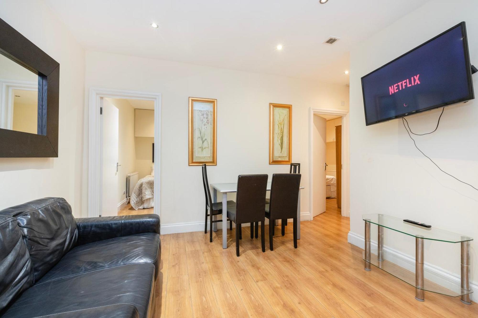 Aparthotel Hyde Park & 3*