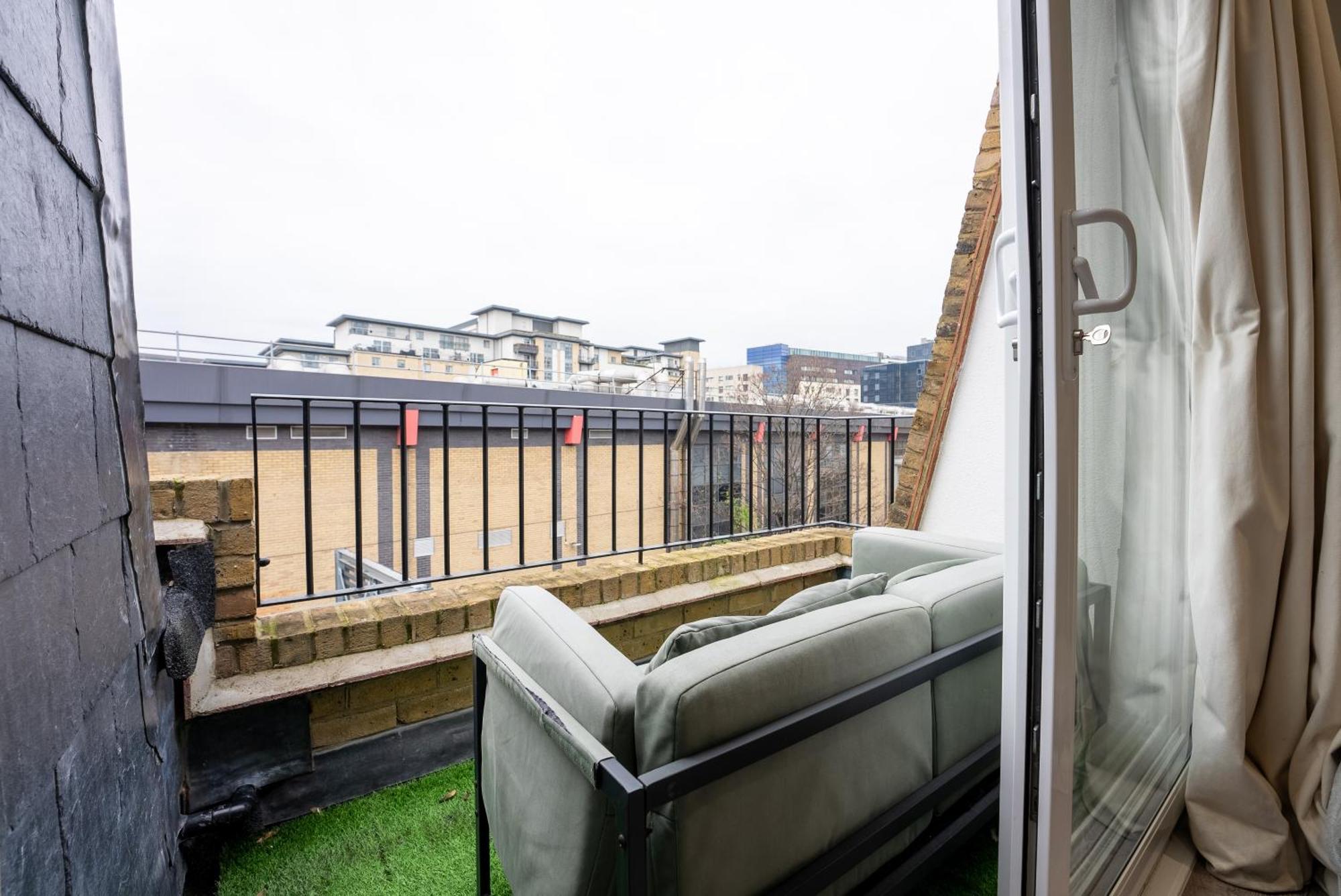 Modern Flat With Balcony In Heart Of Apartment London