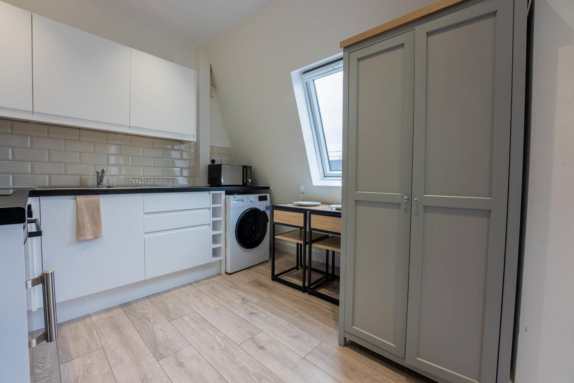 Apartment Modern Flat With Balcony In Heart Of London