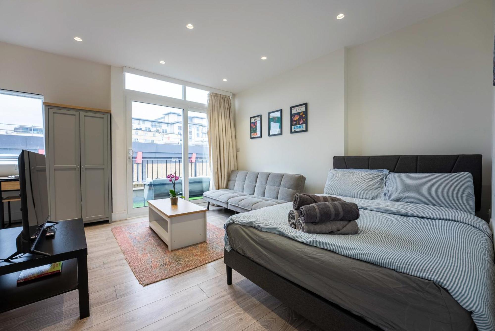 Apartment Modern Flat With Balcony In Heart Of