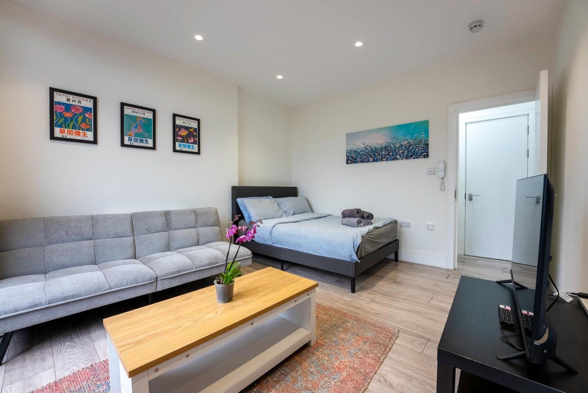 Modern Flat With Balcony In Heart Of Apartment *