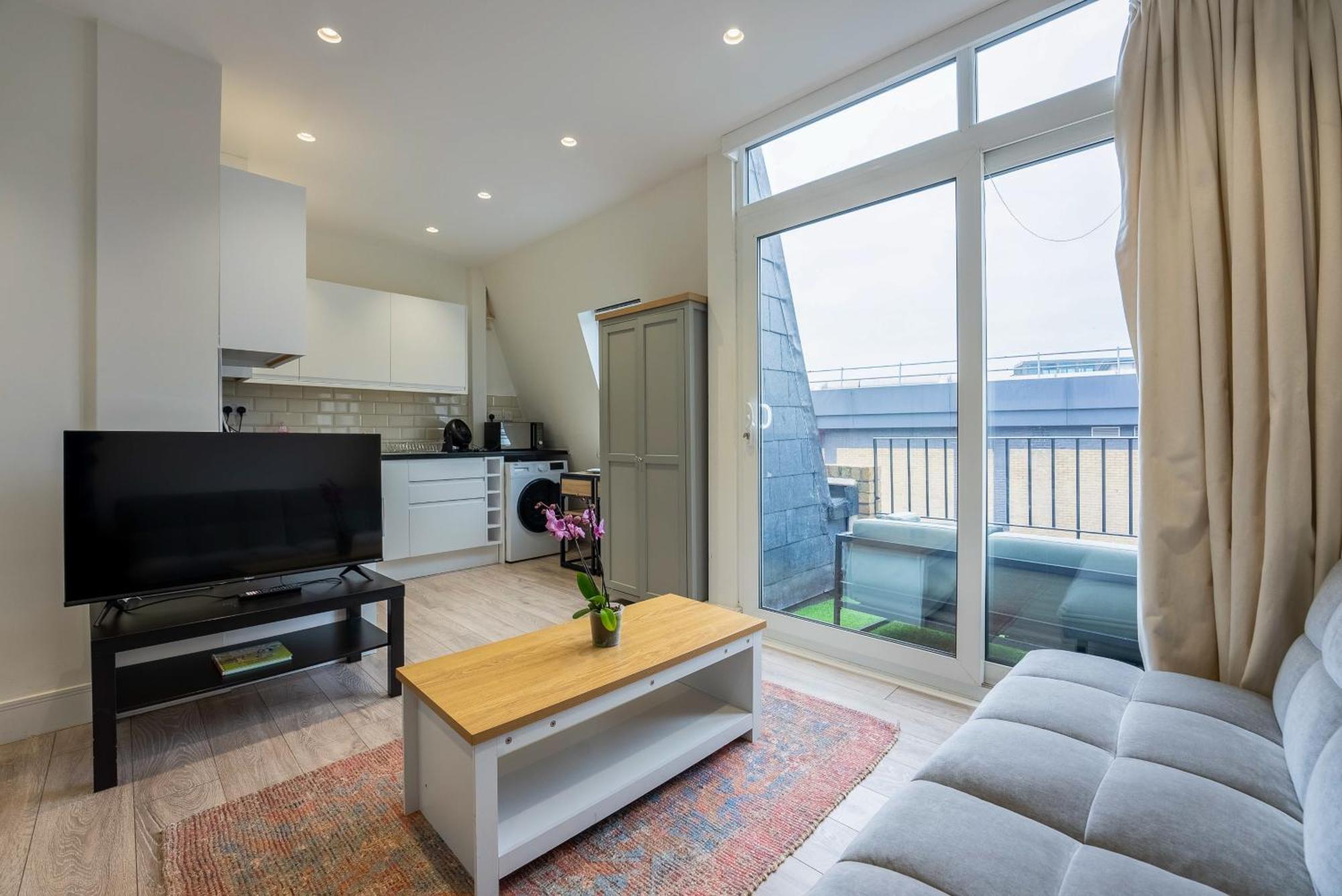 Apartment Modern Flat With Balcony In Heart Of *