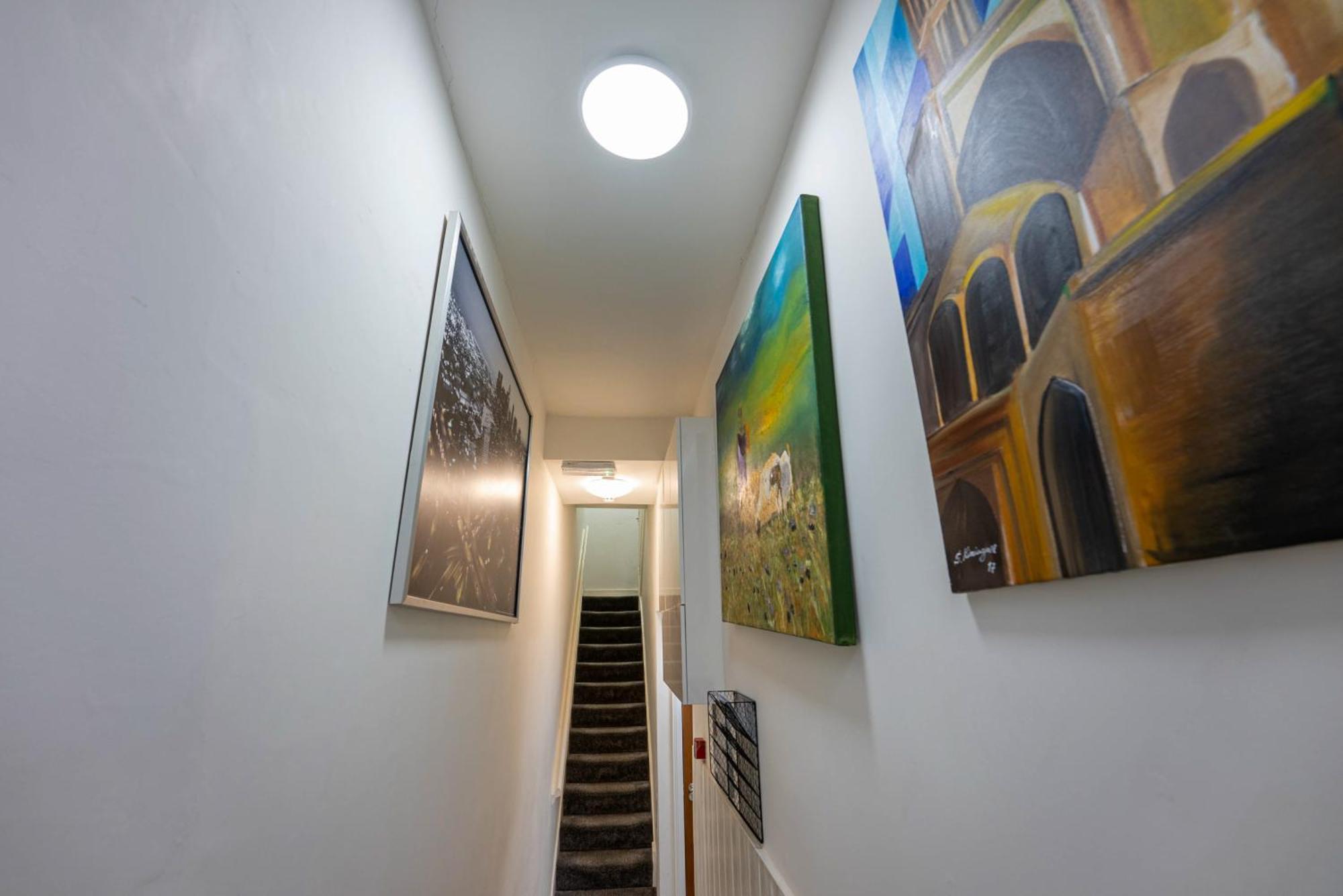 Modern Flat With Balcony In Heart Of London