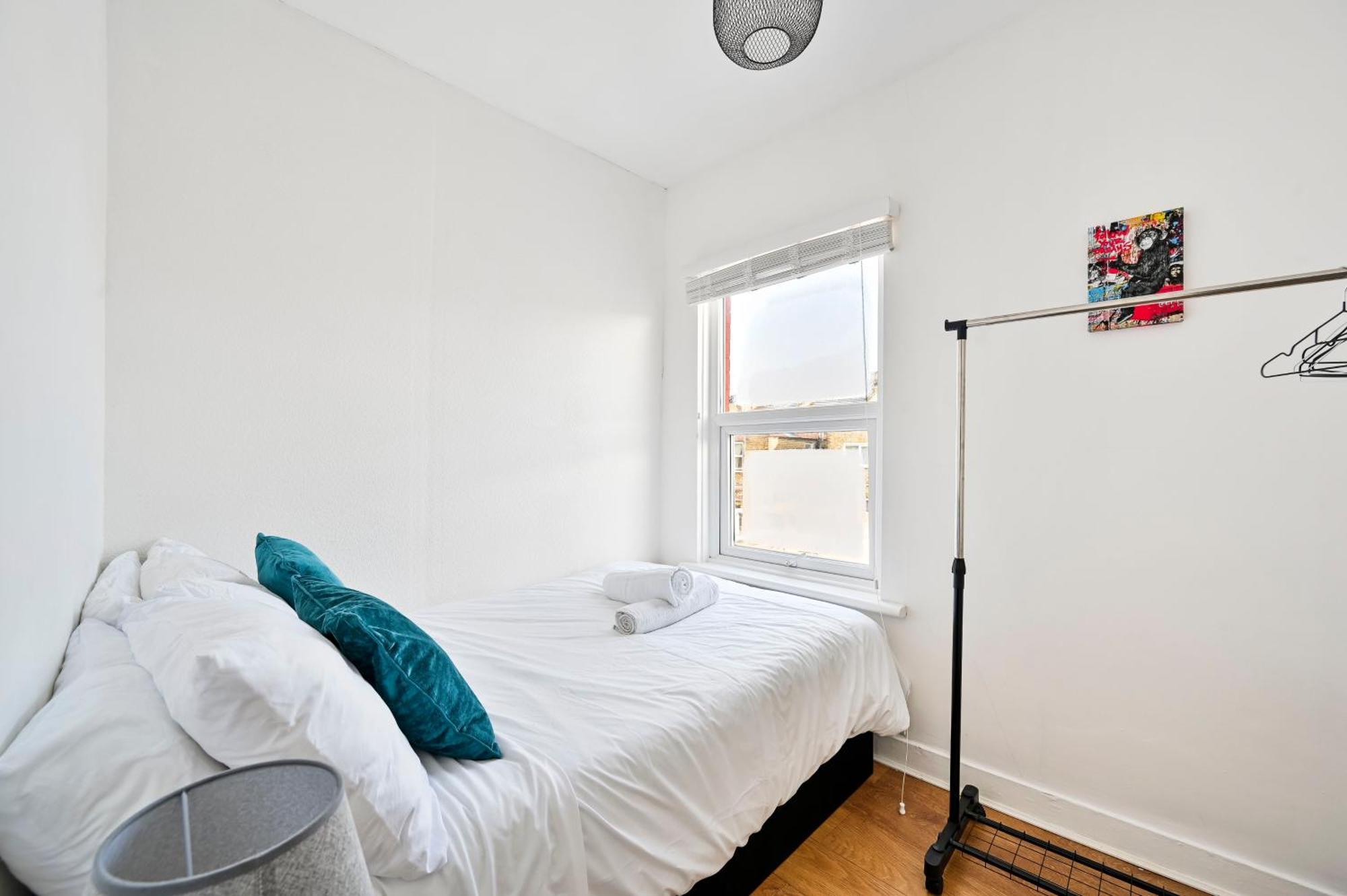 2-bed, Sleeps 8 In Leyton E10, Near Stratford Apartment *