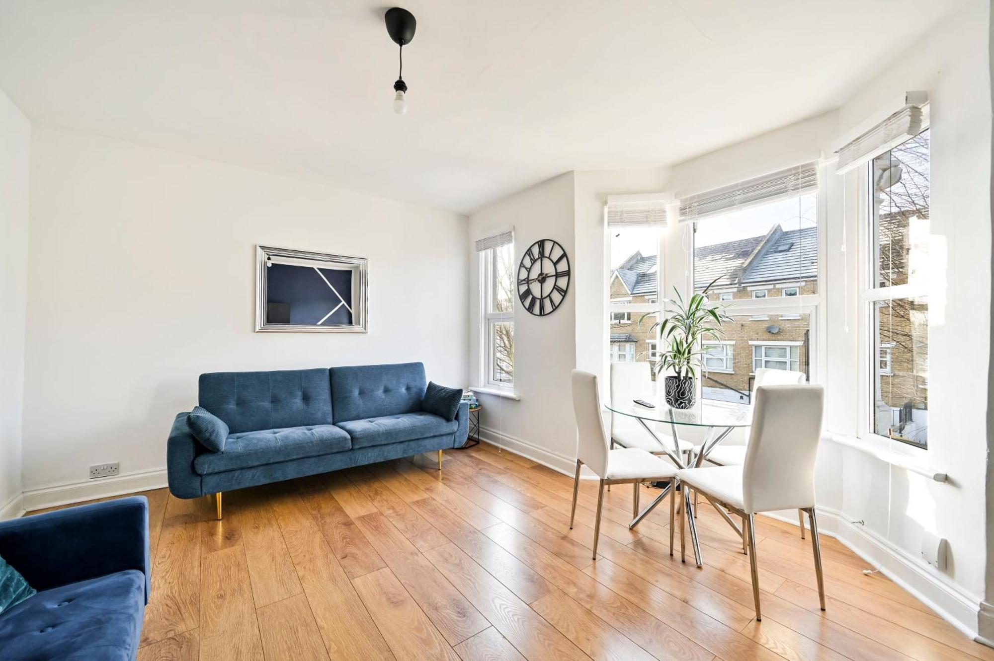 2-bed, Sleeps 8 In Leyton E10, Near Stratford Apartment London