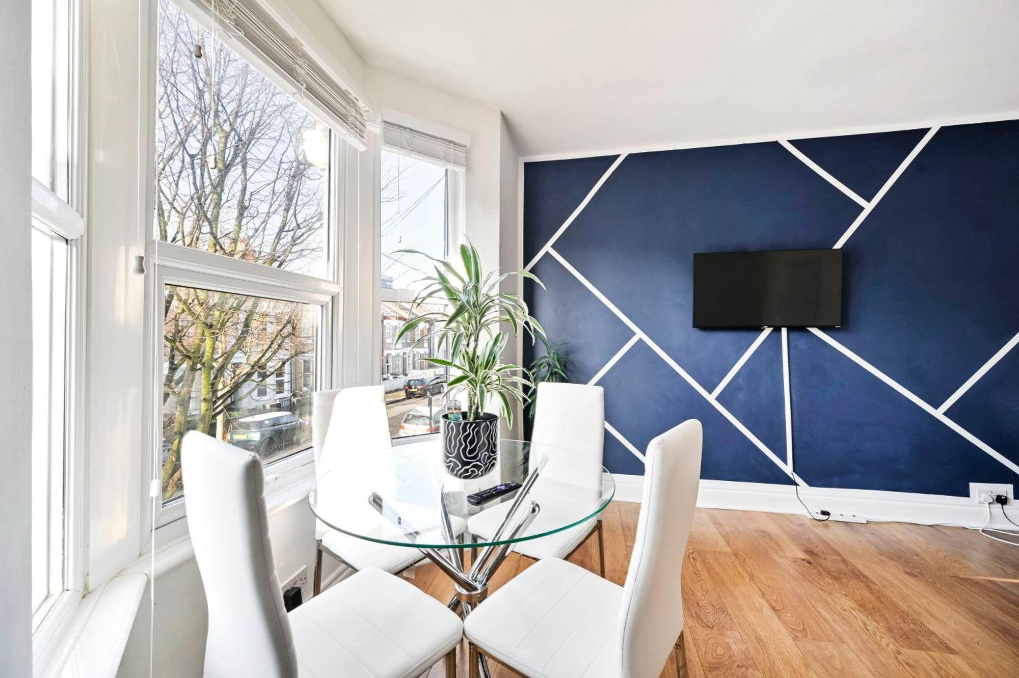 Apartment 2-bed, Sleeps 8 In Leyton E10, Near Stratford London