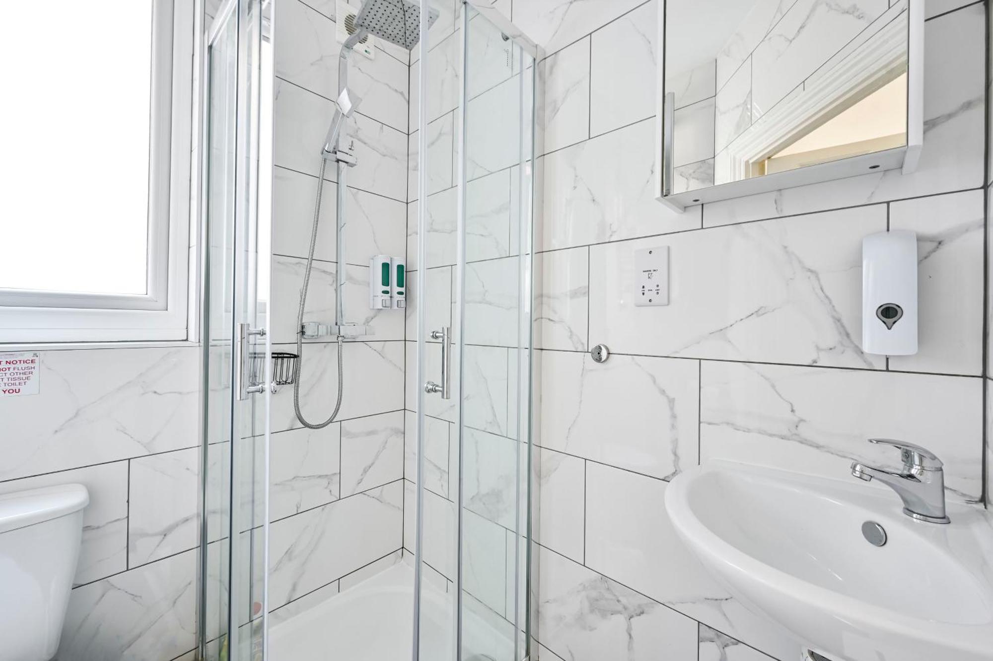 2-bed, Sleeps 8 In Leyton E10, Near Stratford Apartment