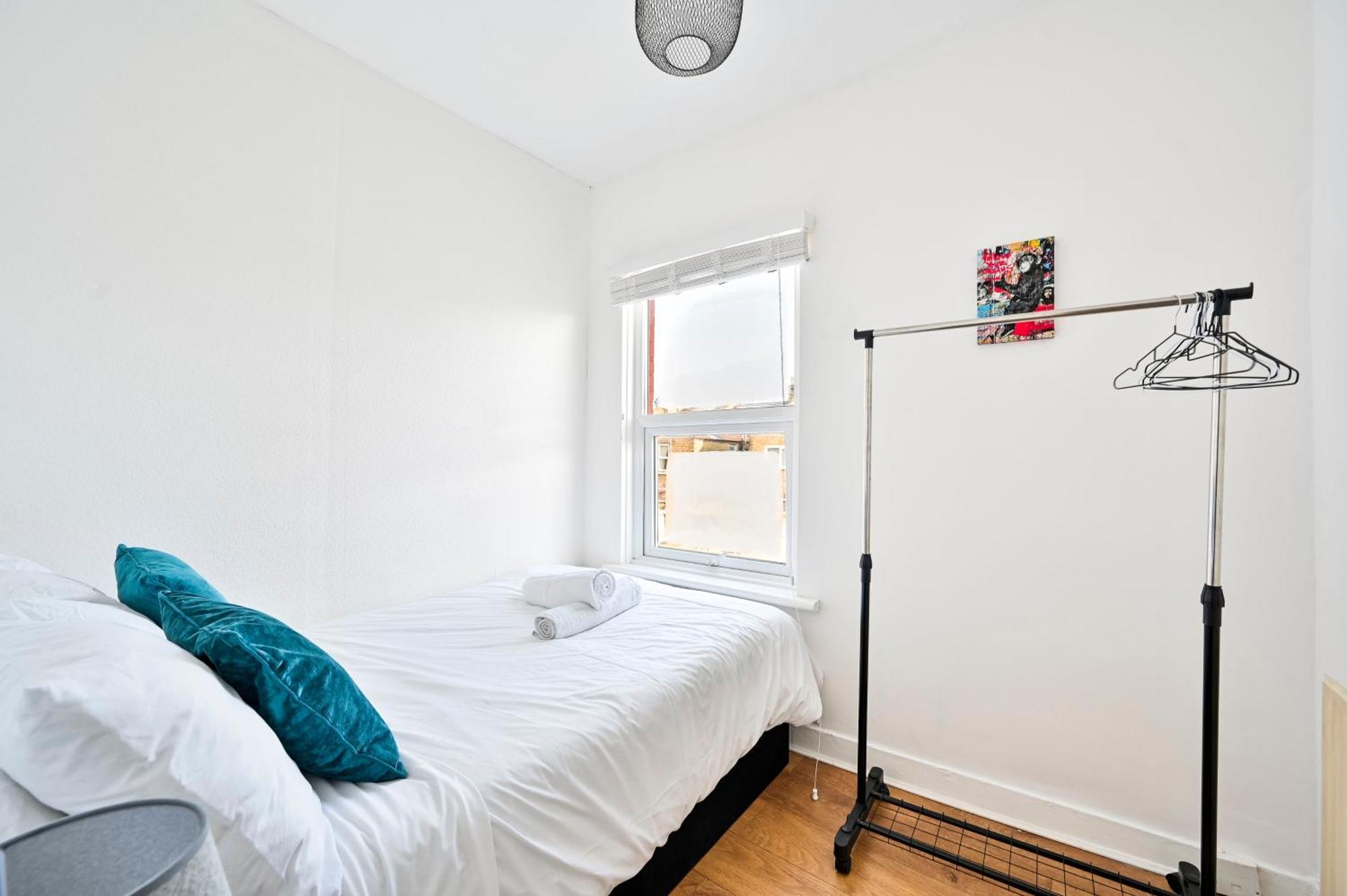 Apartment 2-bed, Sleeps 8 In Leyton E10, Near Stratford