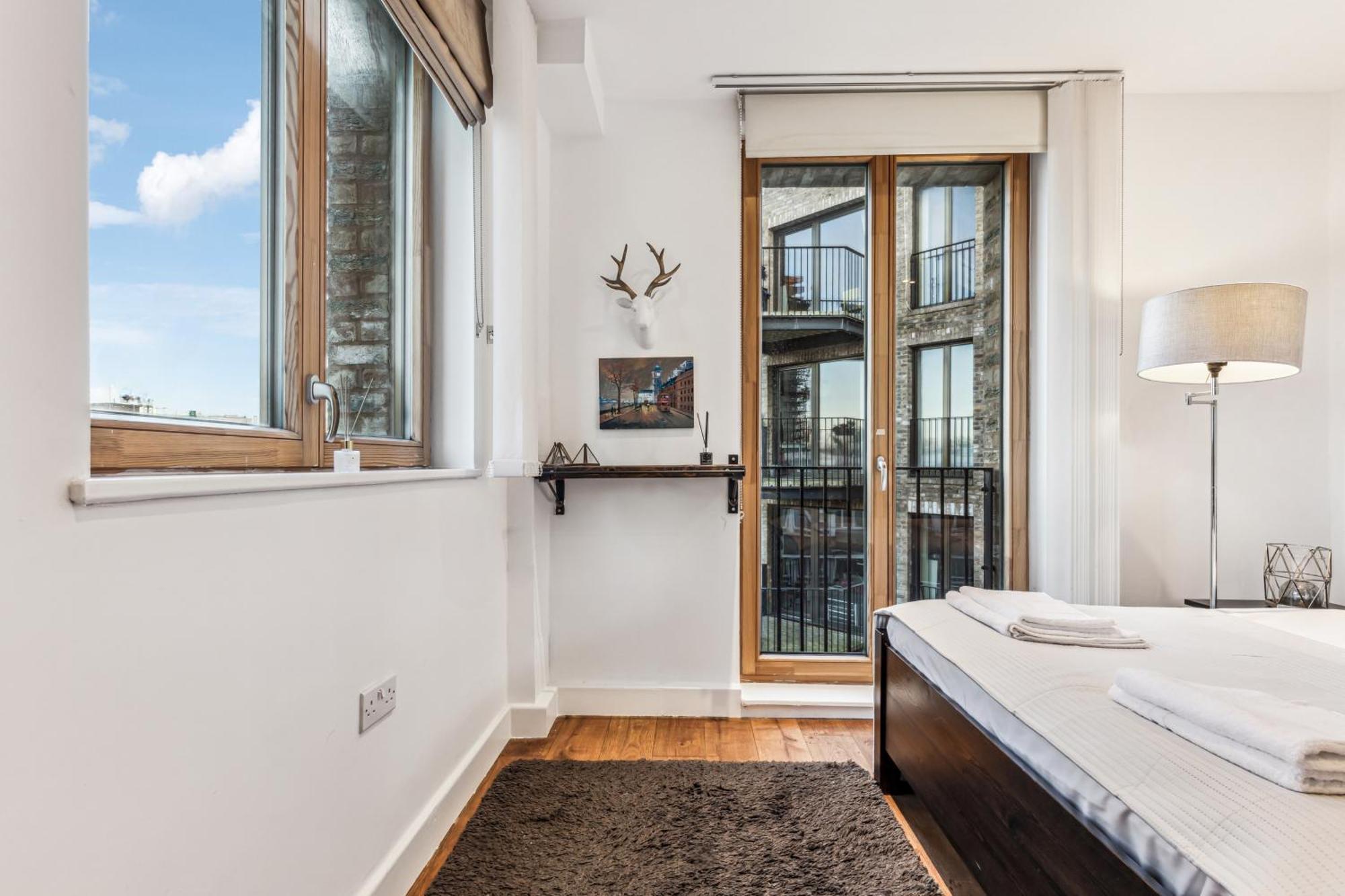 Modern Designed 2 Bed Penthouse Sleeps Five London