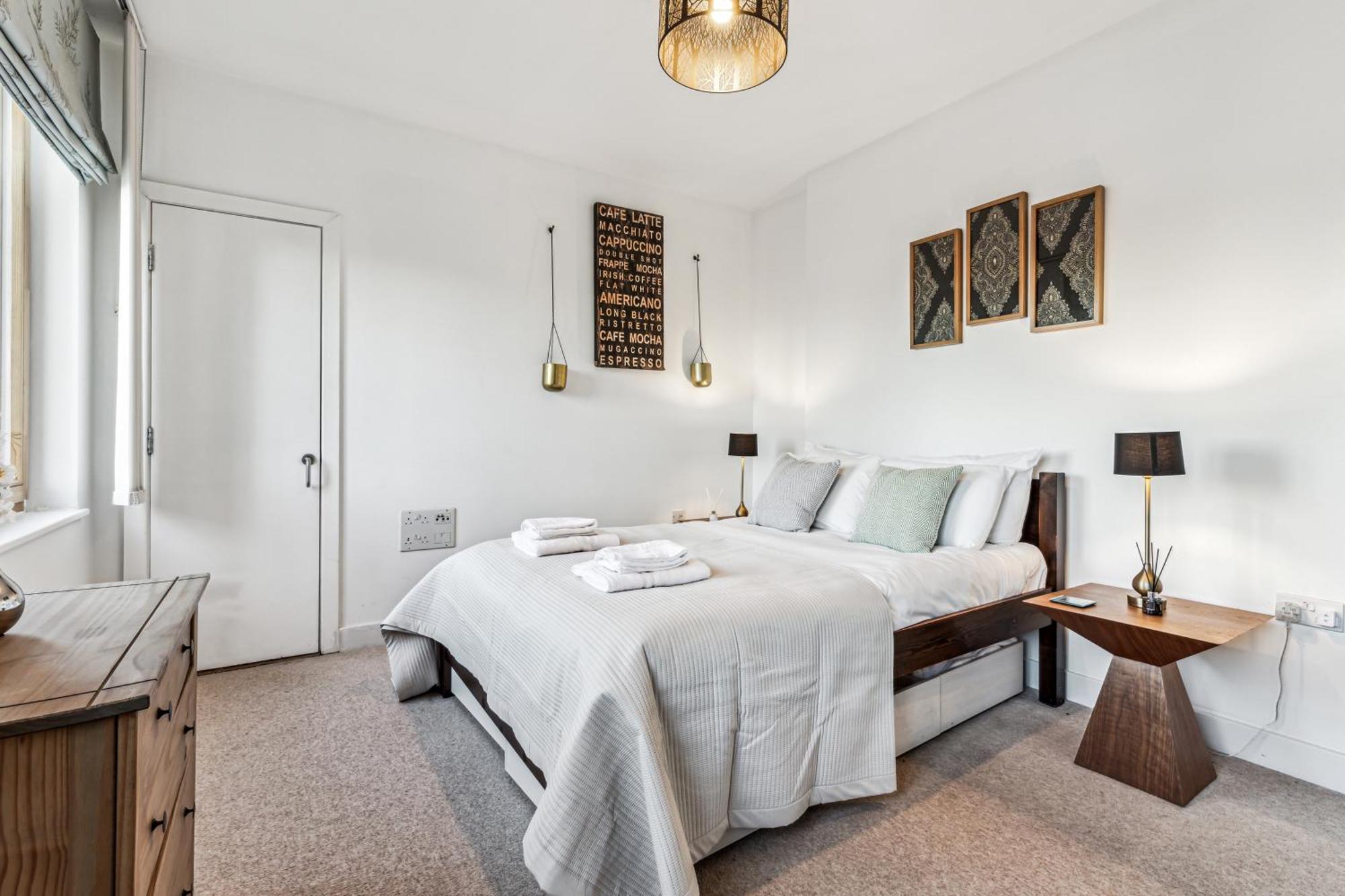 Modern Designed 2 Bed Penthouse Sleeps Five Apartment *