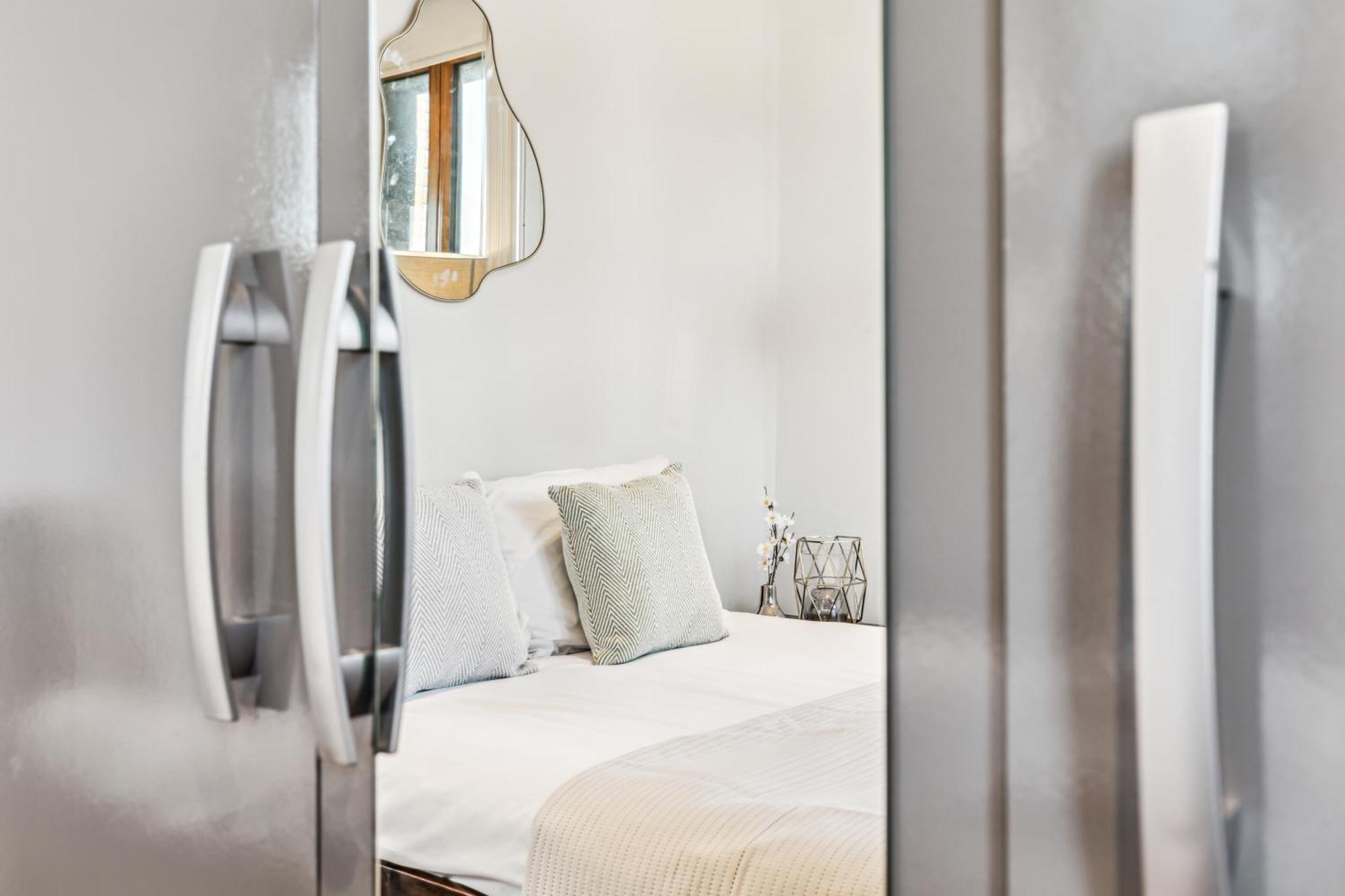 Modern Designed 2 Bed Penthouse Sleeps Five Apartment London