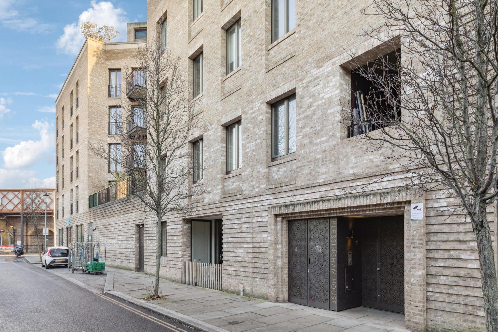 Modern Designed 2 Bed Penthouse Sleeps Five London