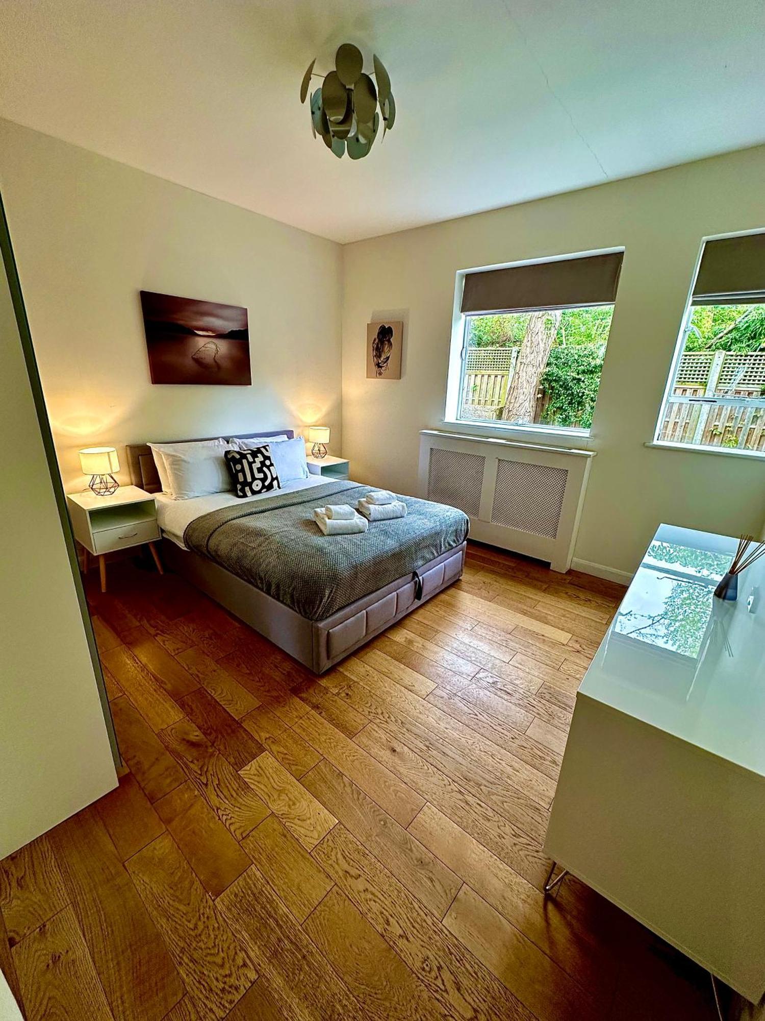 Quiet Residential Area Modern And Cozy Two Bed In Hampstead London