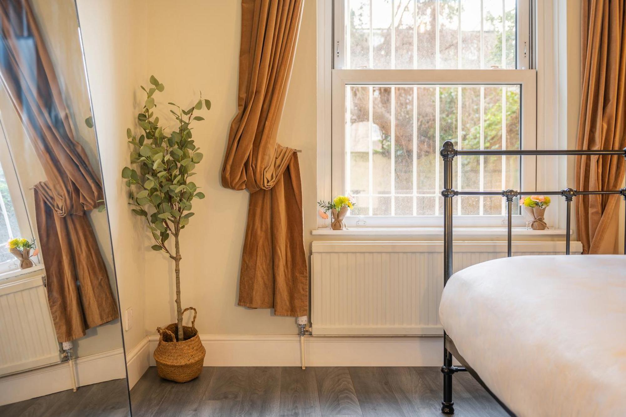 Kensington - Two Bedroom With Garden * Londres