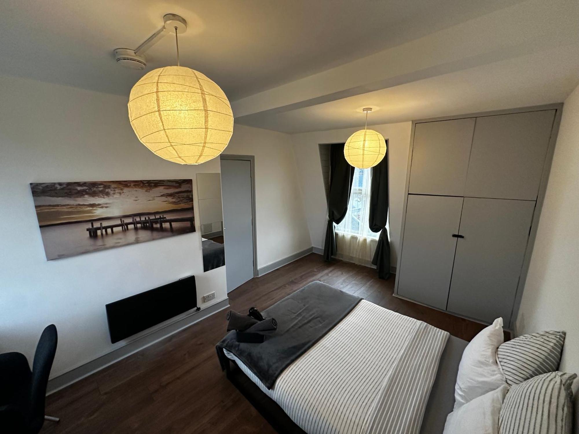 Mileend 4 Large Master Bedroom Homestay *