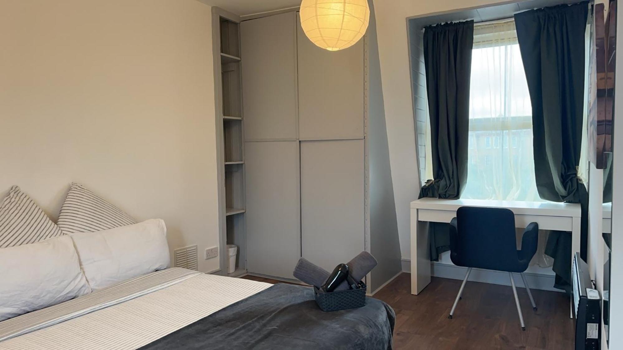 Mileend 4 Large Master Bedroom Homestay *