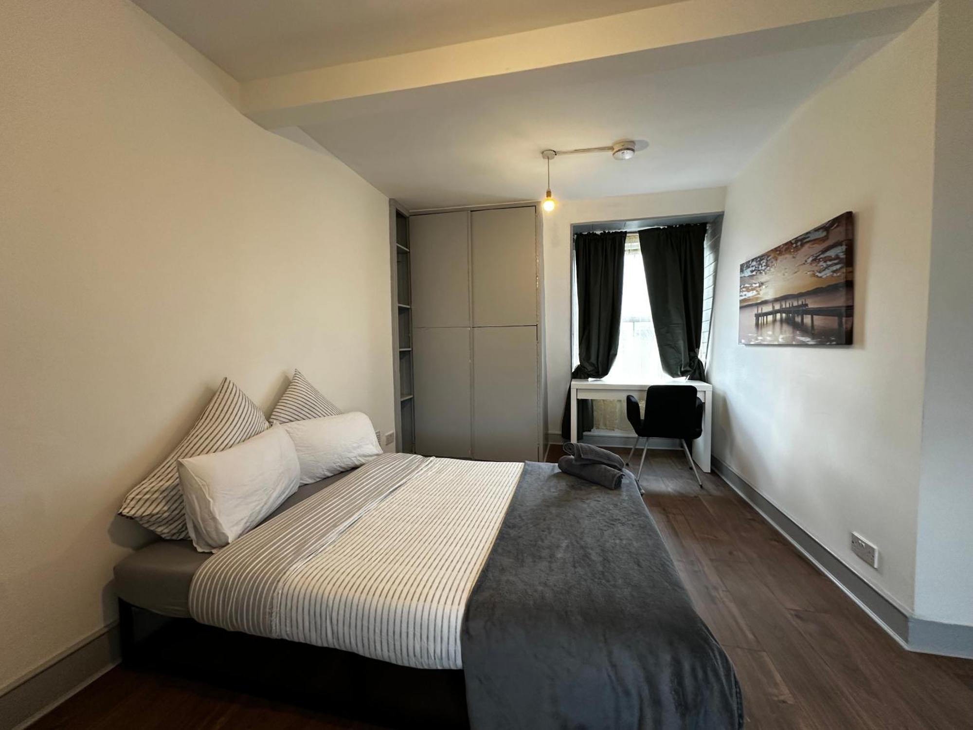 Homestay Mileend 4 Large Master Bedroom *