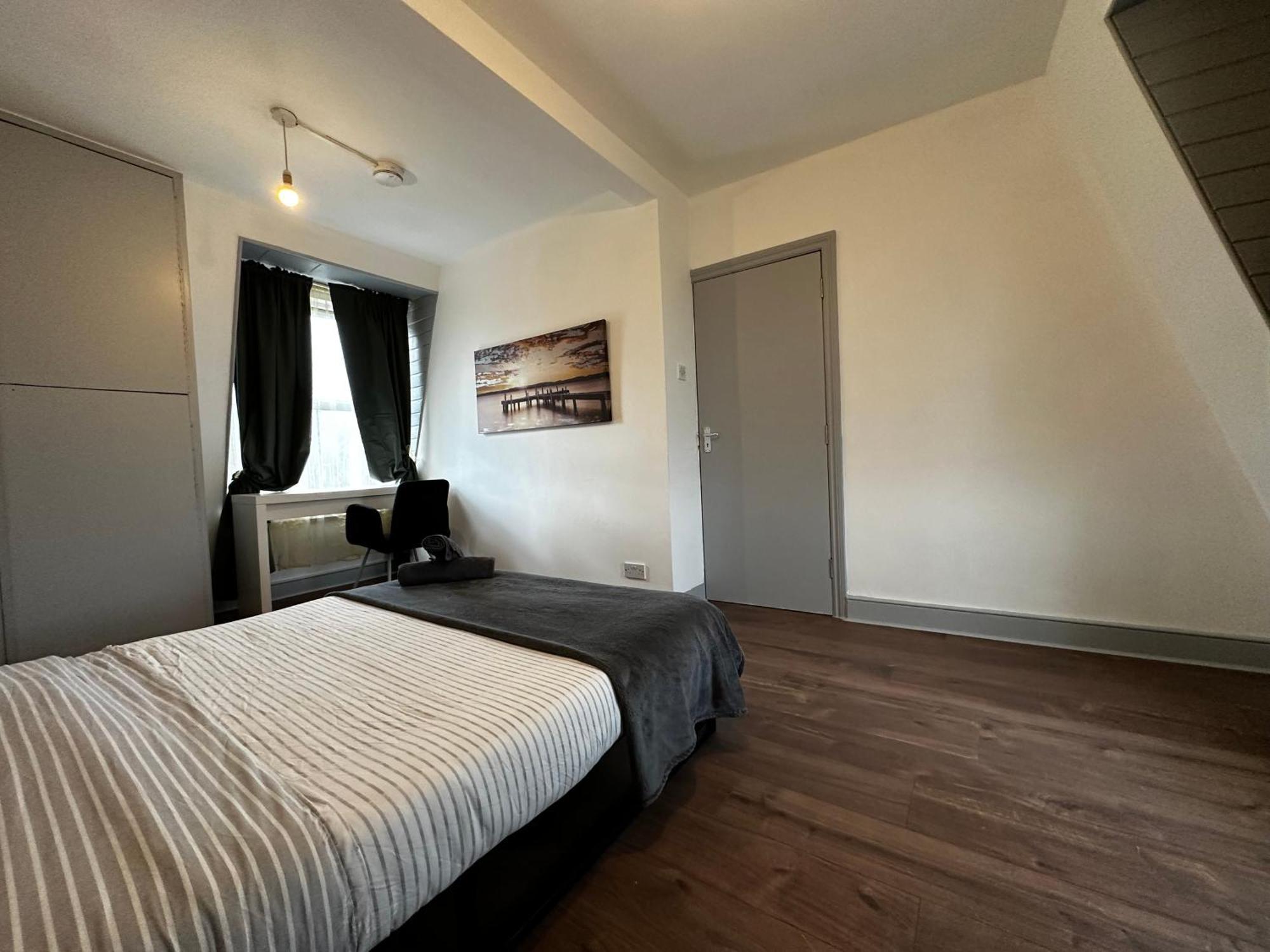 Mileend 4 Large Master Bedroom Homestay London