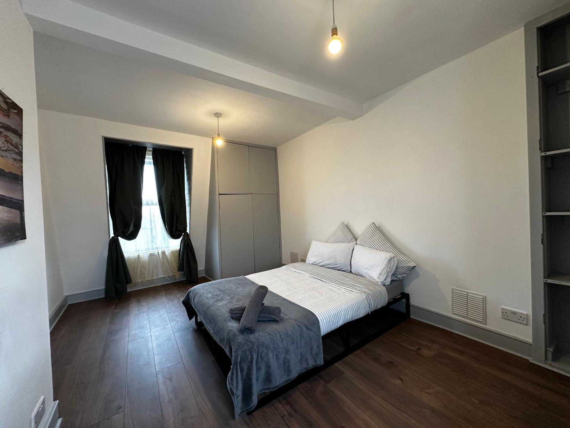 Mileend 4 Large Master Bedroom Homestay