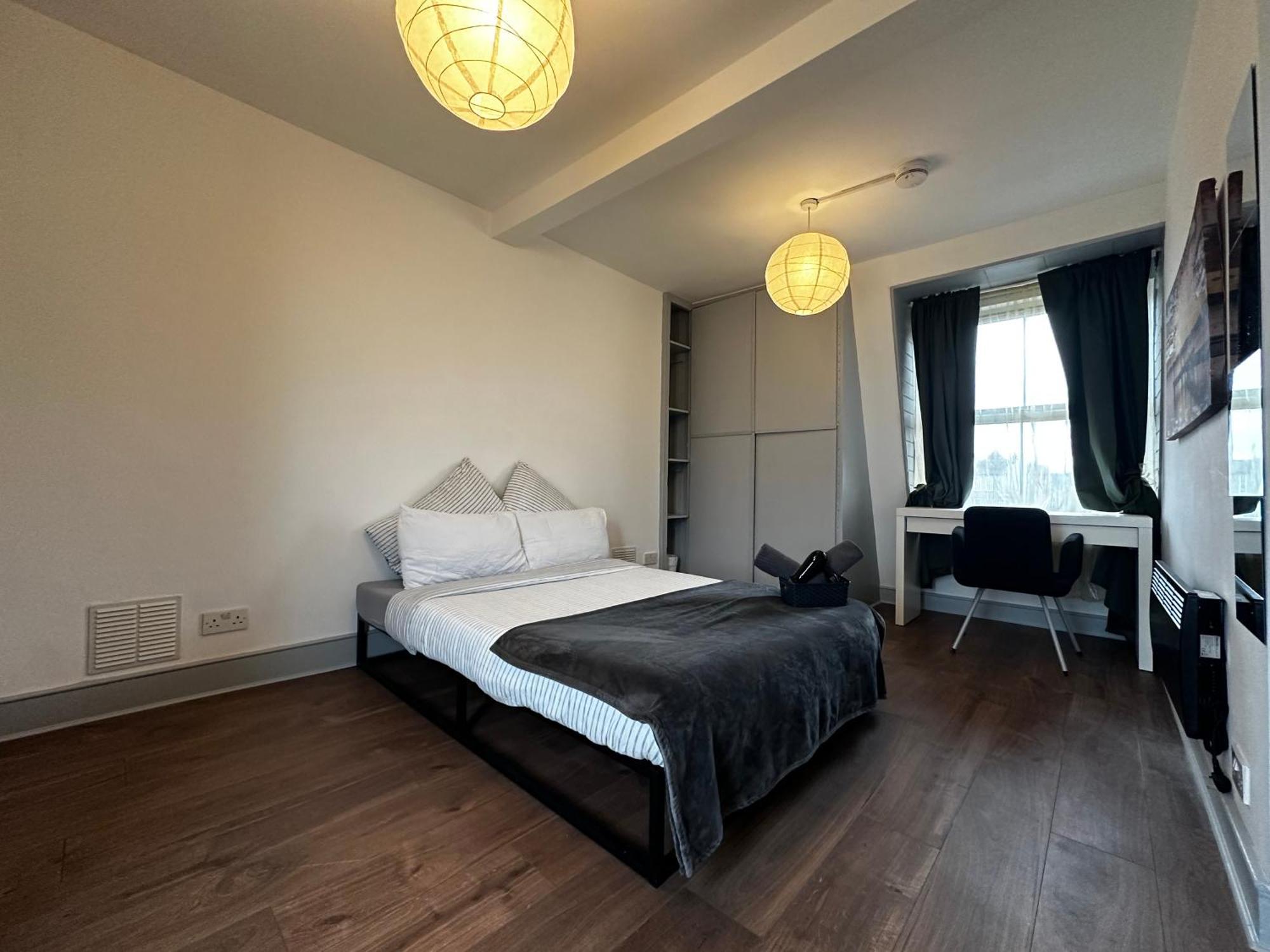 Mileend 4 Large Master Bedroom Homestay London