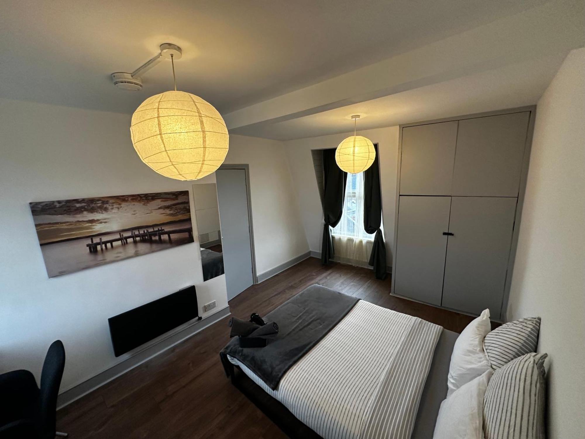 Mileend 4 Large Master Bedroom Homestay *