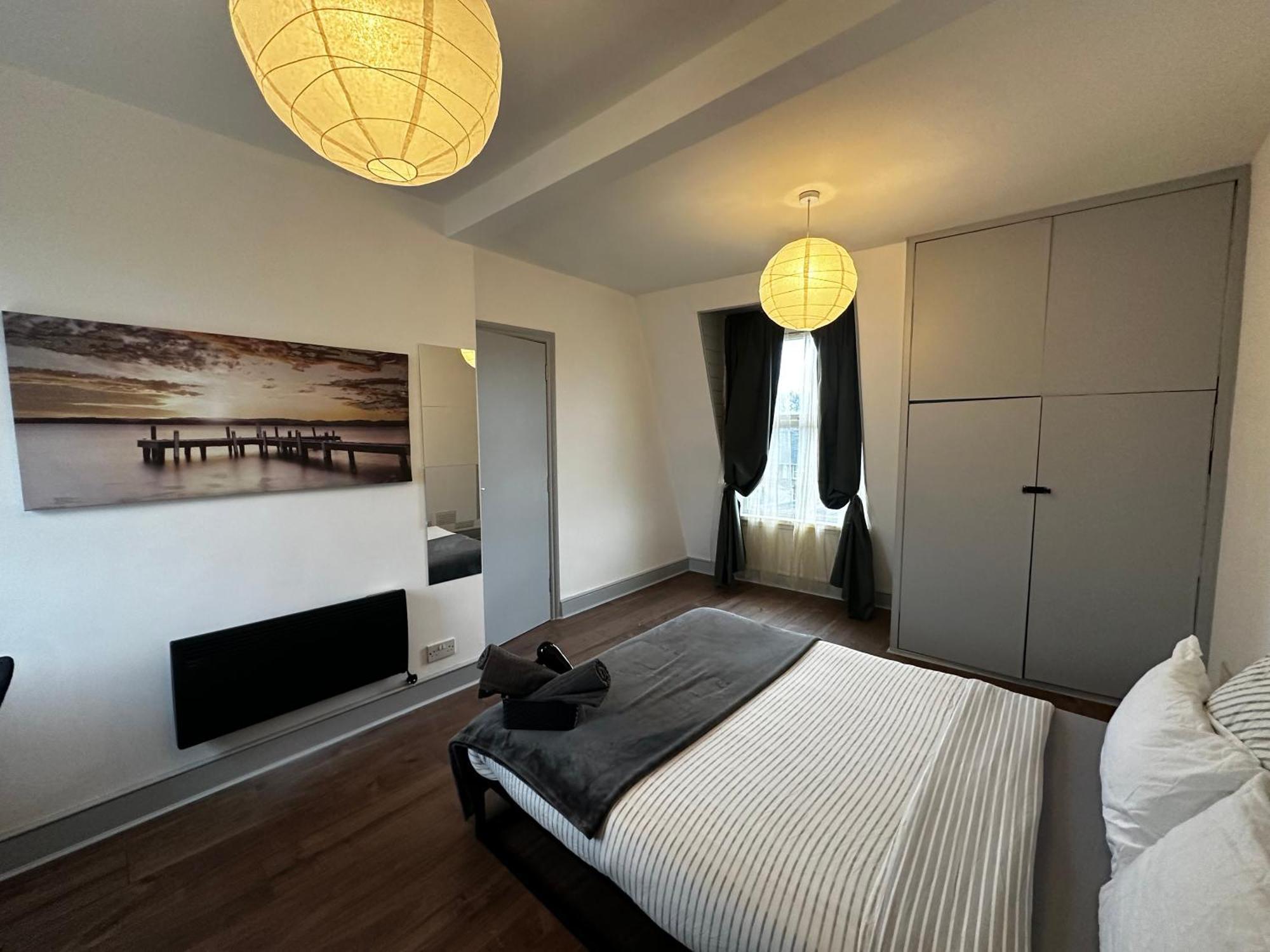 Mileend 4 Large Master Bedroom Homestay London