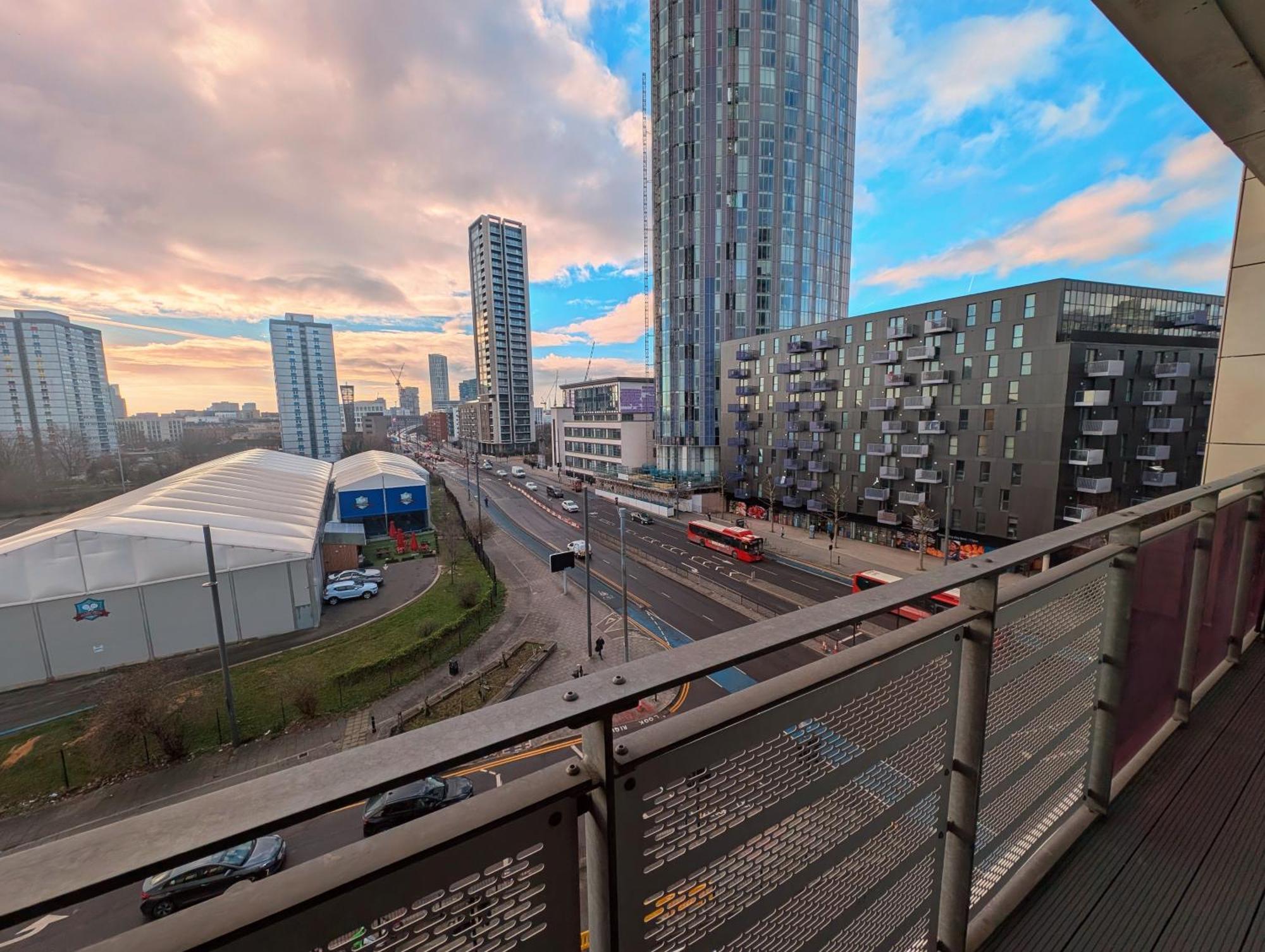 Giogio - Comfortable Stratford Flat With Stunning Views *