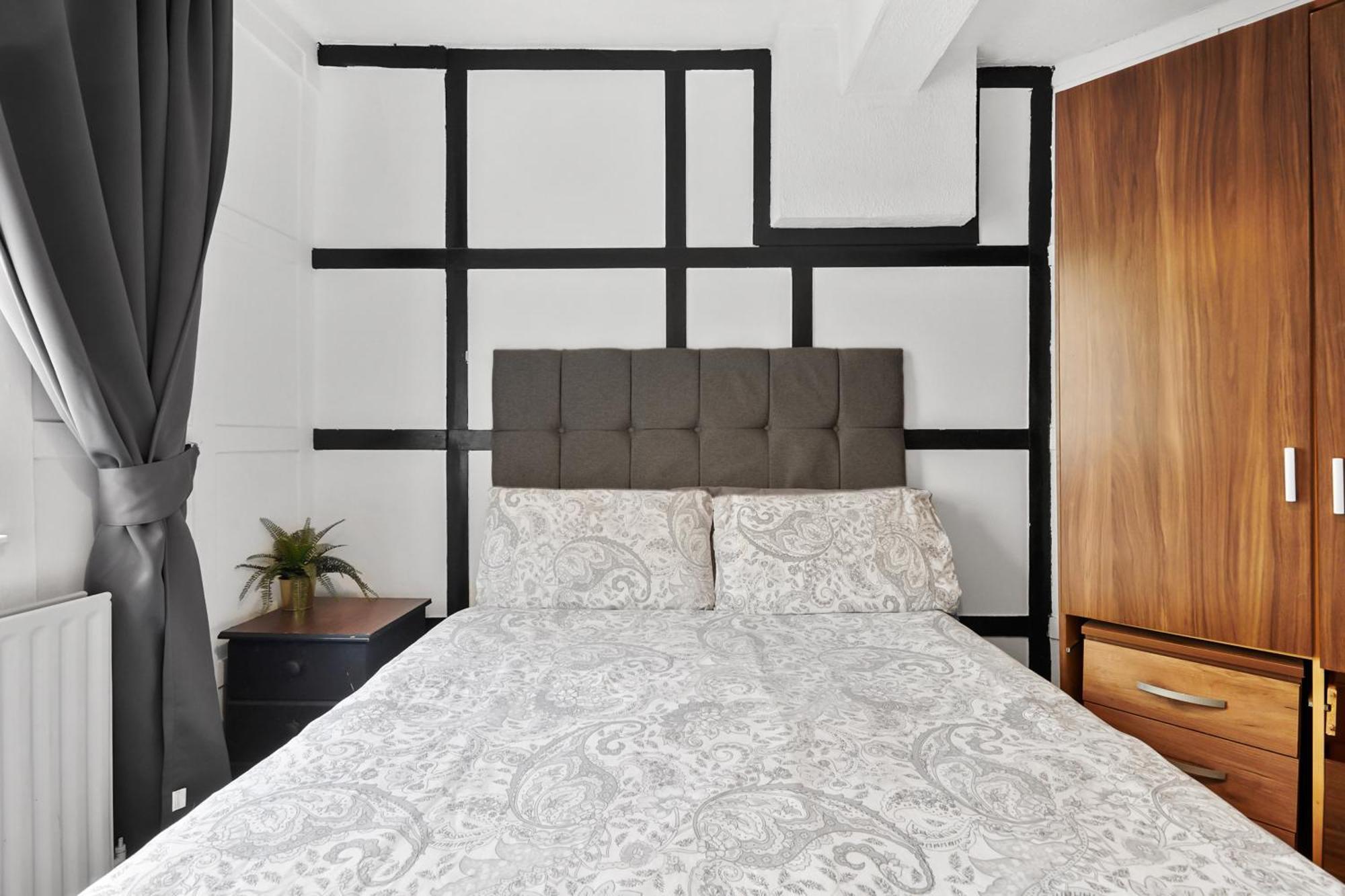 Private Bedroom Near Tower Bridge, Comfortable With Shared Amenities! London