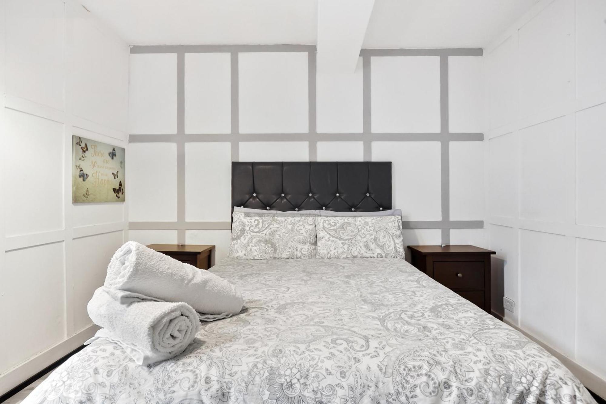 Private Bedroom Near Tower Bridge, Comfortable With Shared Amenities! * London