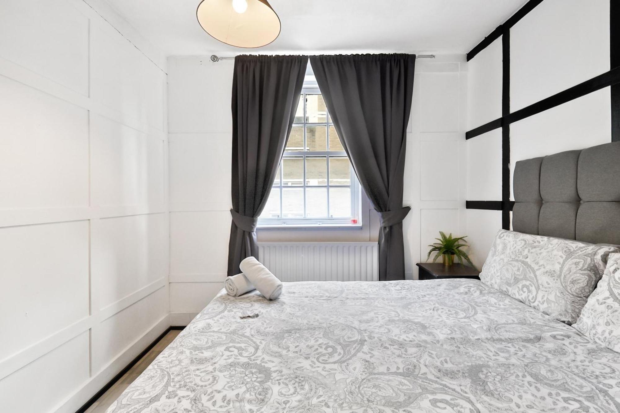 Homestay Private Bedroom Near Tower Bridge, Comfortable With Shared Amenities! *
