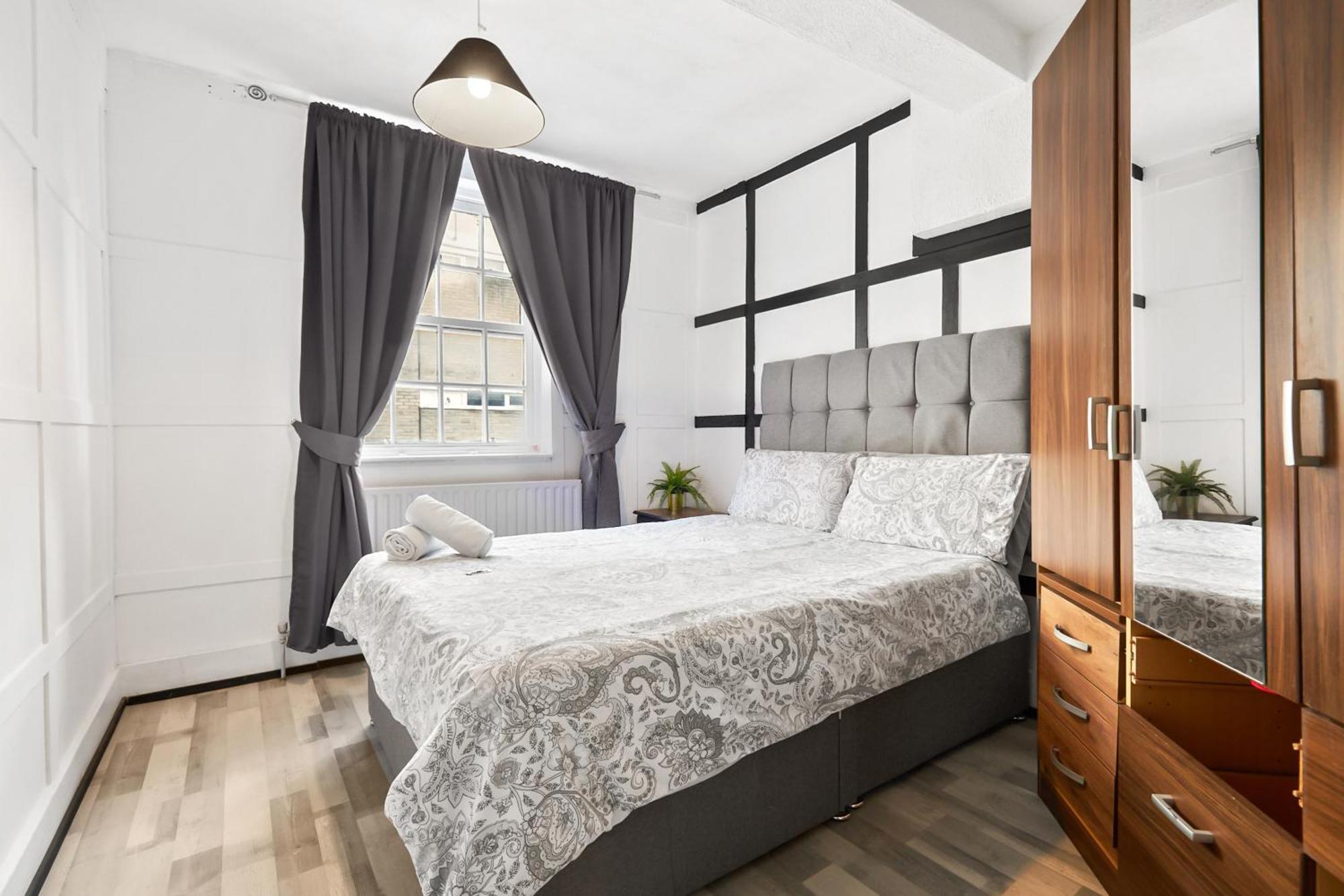 Private Bedroom Near Tower Bridge, Comfortable With Shared Amenities! Homestay London