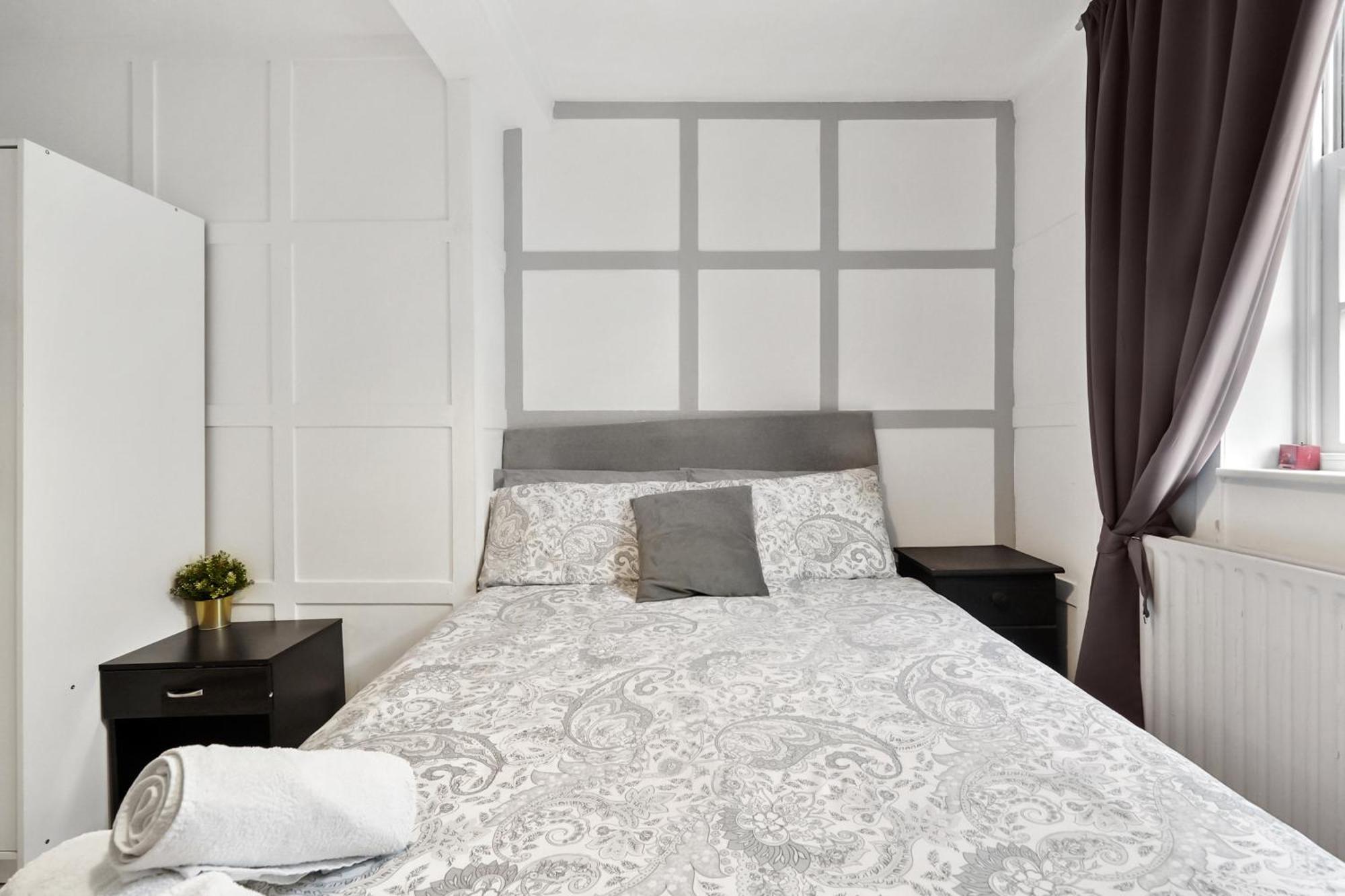 Private Bedroom Near Tower Bridge, Comfortable With Shared Amenities! Homestay *