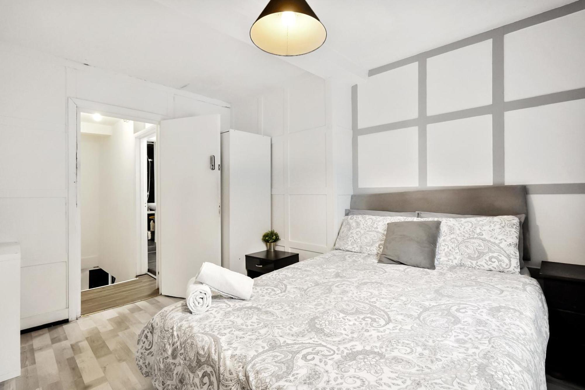 Private Bedroom Near Tower Bridge, Comfortable With Shared Amenities! *