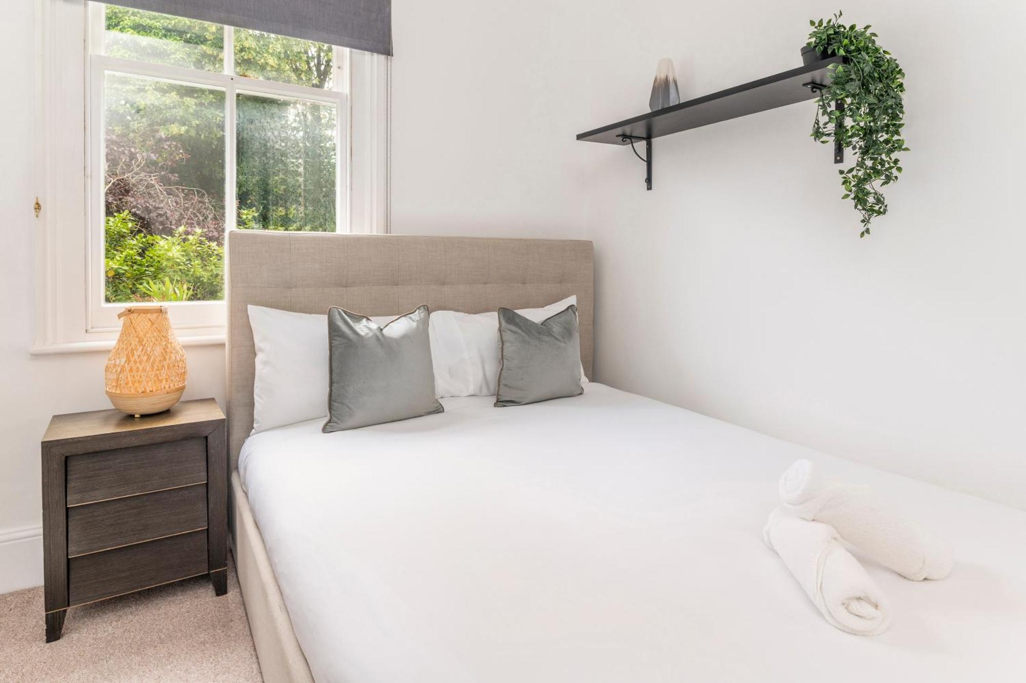 2 Min Walk Earls Court Station - Luxury 2 Bedroom Flat London