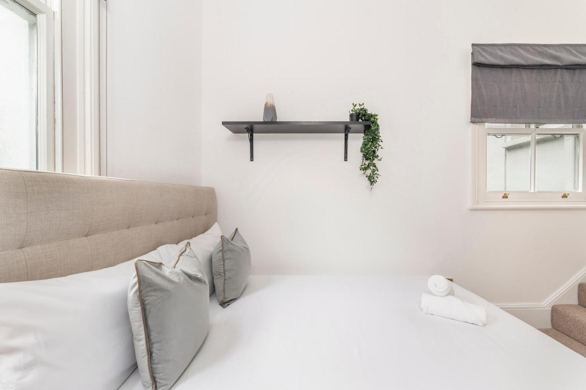 2 Min Walk Earls Court Station - Luxury 2 Bedroom Flat Apartment London