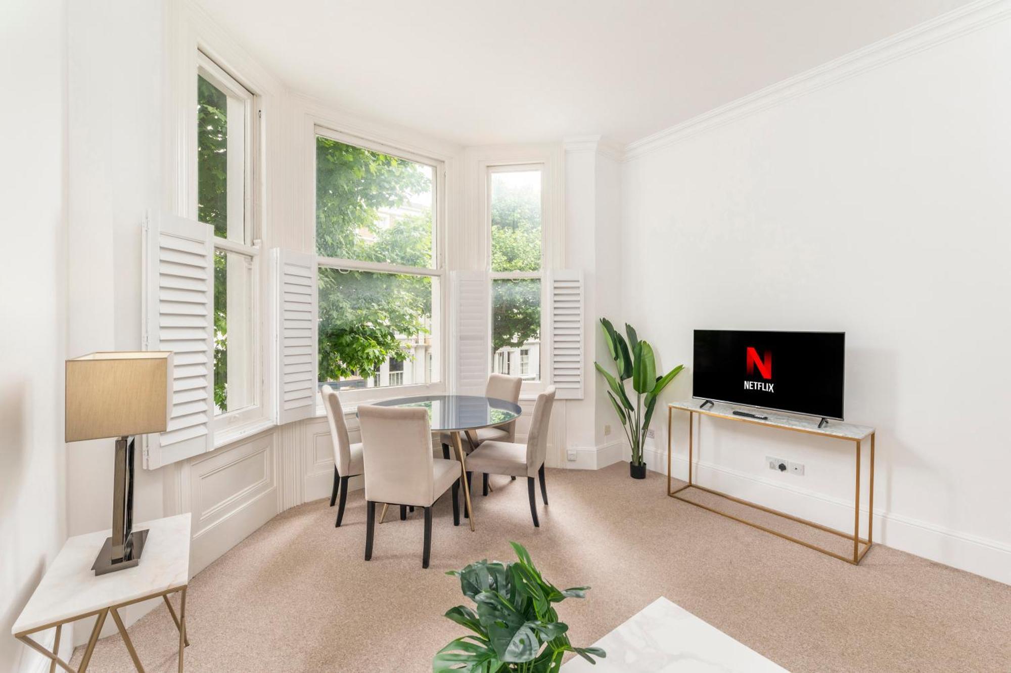 2 Min Walk Earls Court Station - Luxury 2 Bedroom Flat London