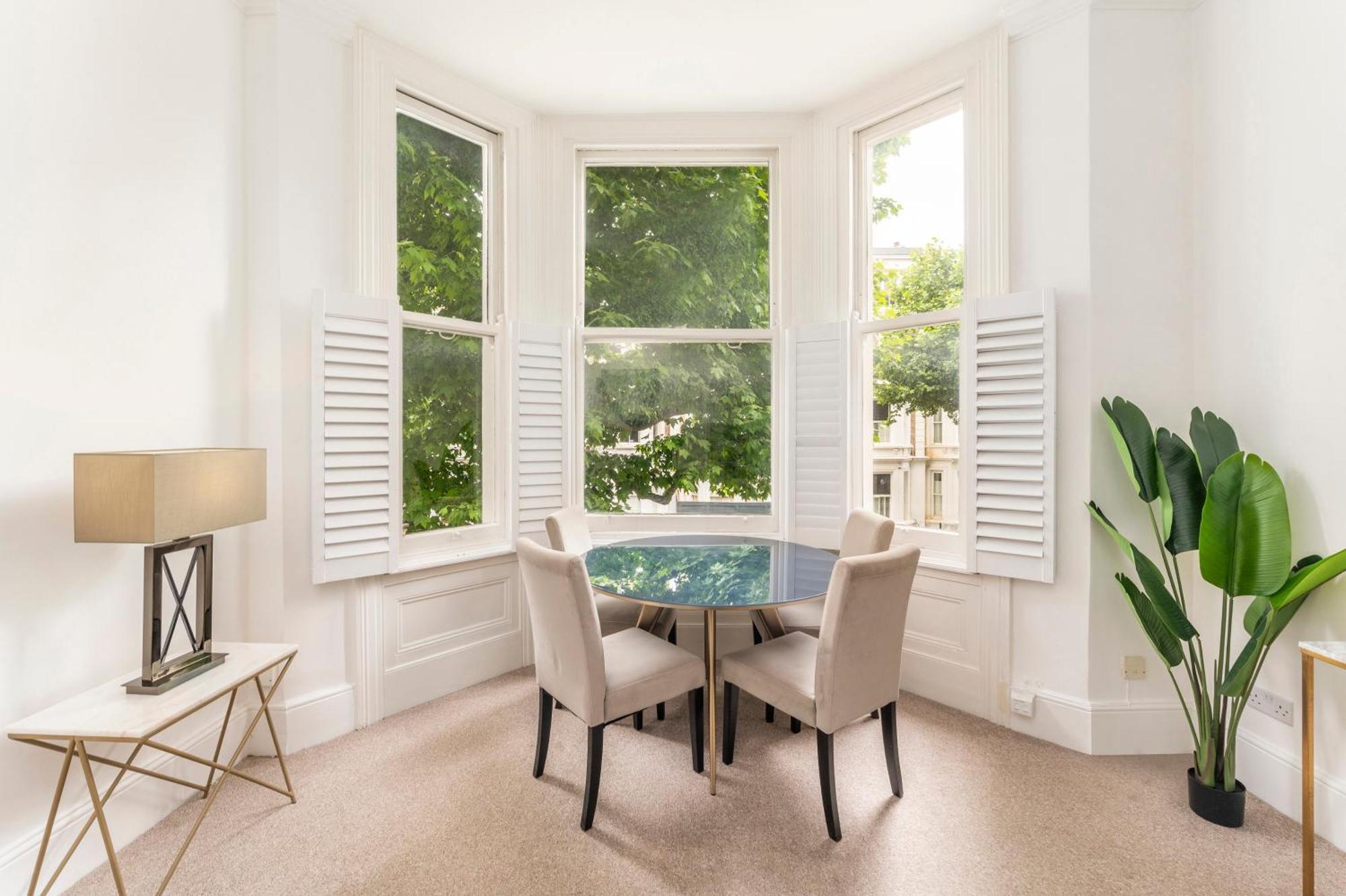 2 Min Walk Earls Court Station - Luxury 2 Bedroom Flat