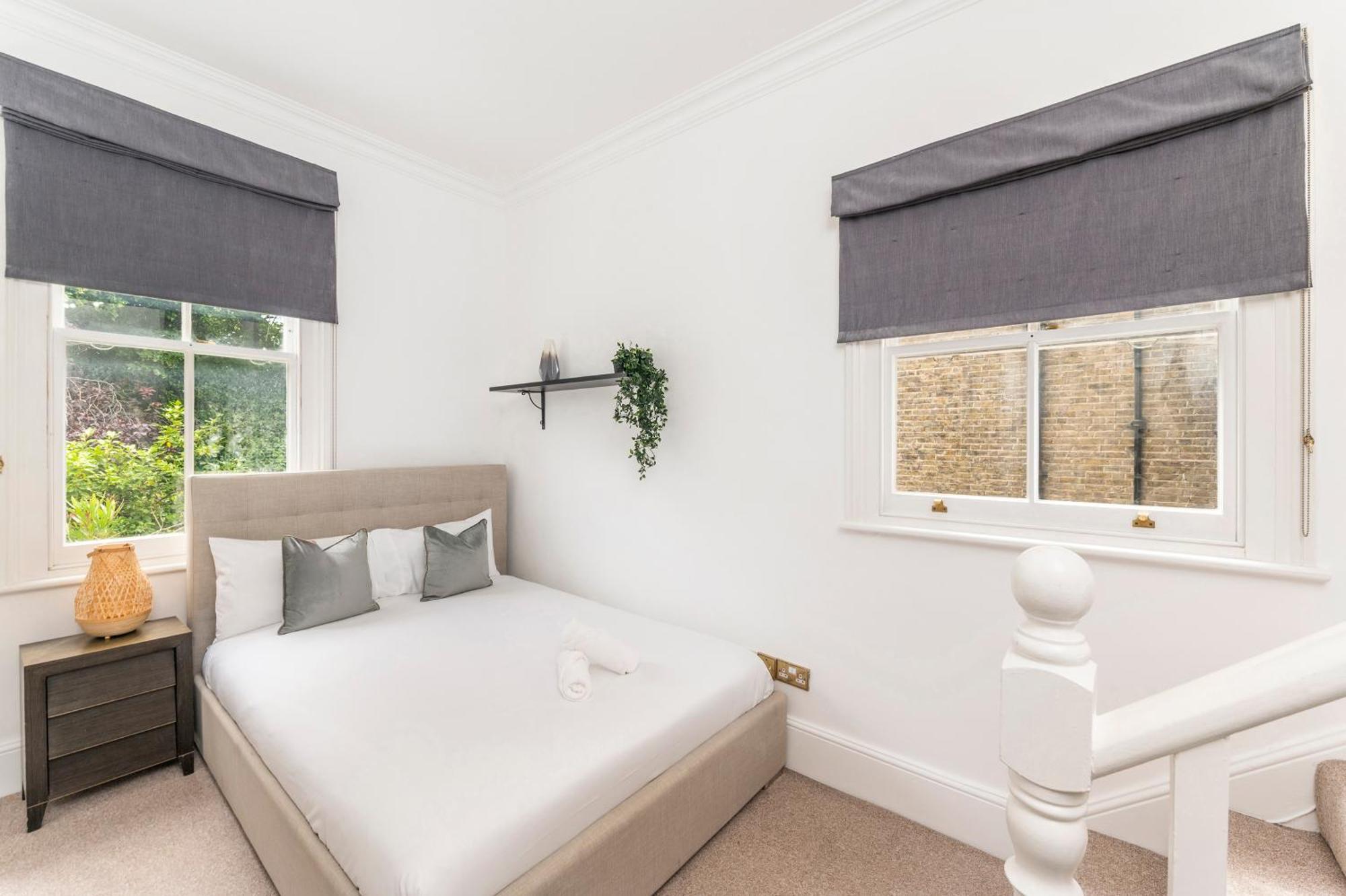 Apartment 2 Min Walk Earls Court Station - Luxury 2 Bedroom Flat *