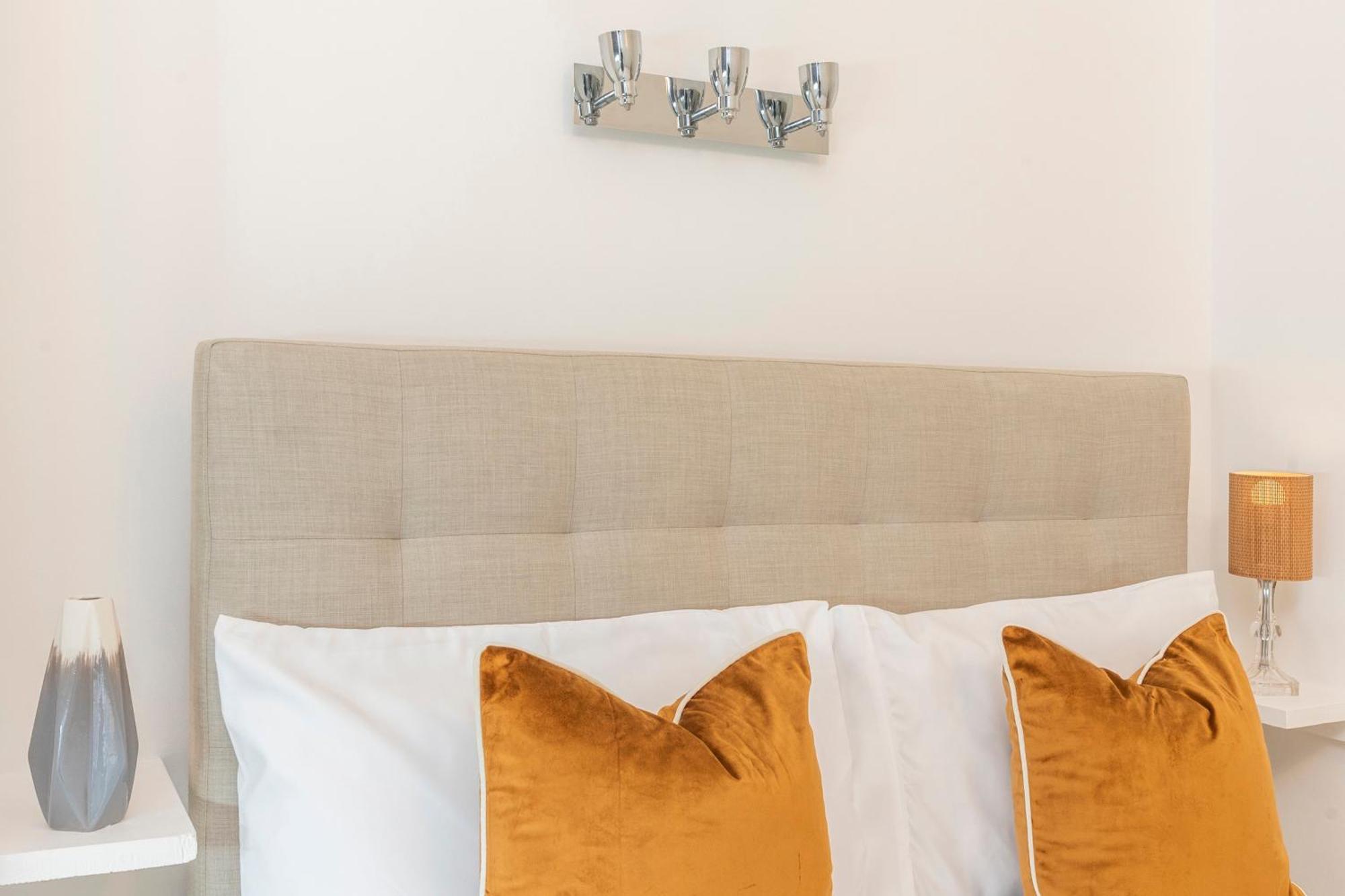 2 Min Walk Earls Court Station - Luxury 2 Bedroom Flat * London
