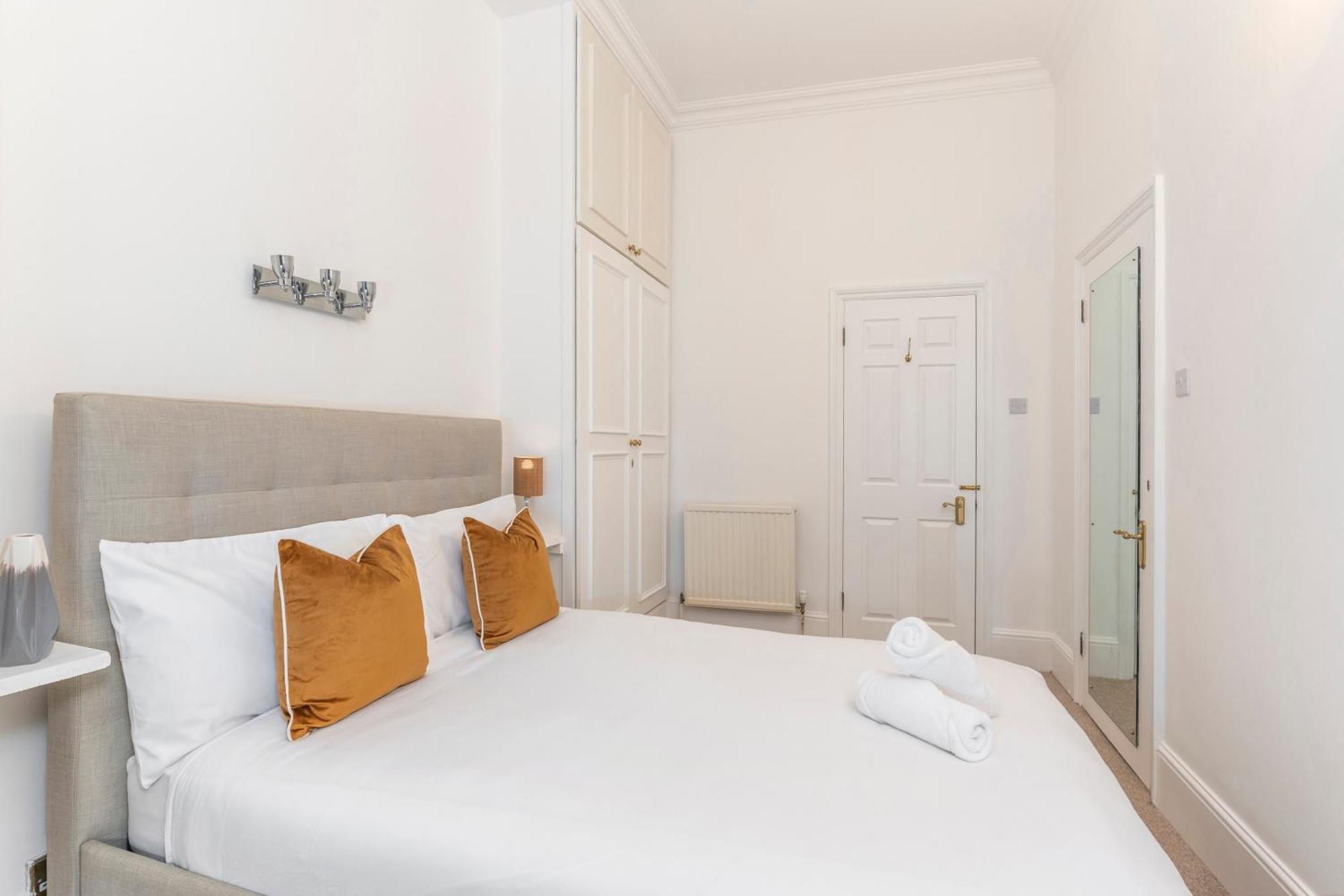 Apartment 2 Min Walk Earls Court Station - Luxury 2 Bedroom Flat