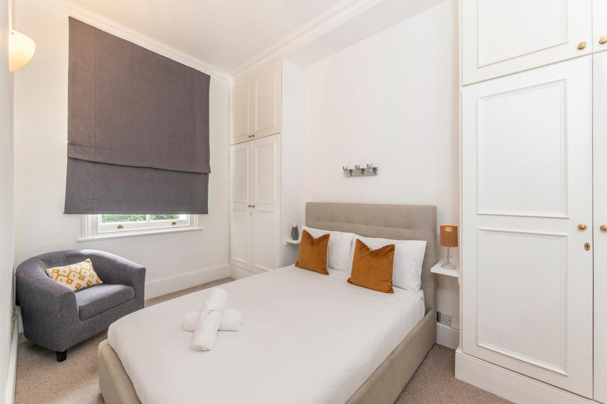 2 Min Walk Earls Court Station - Luxury 2 Bedroom Flat Apartment *