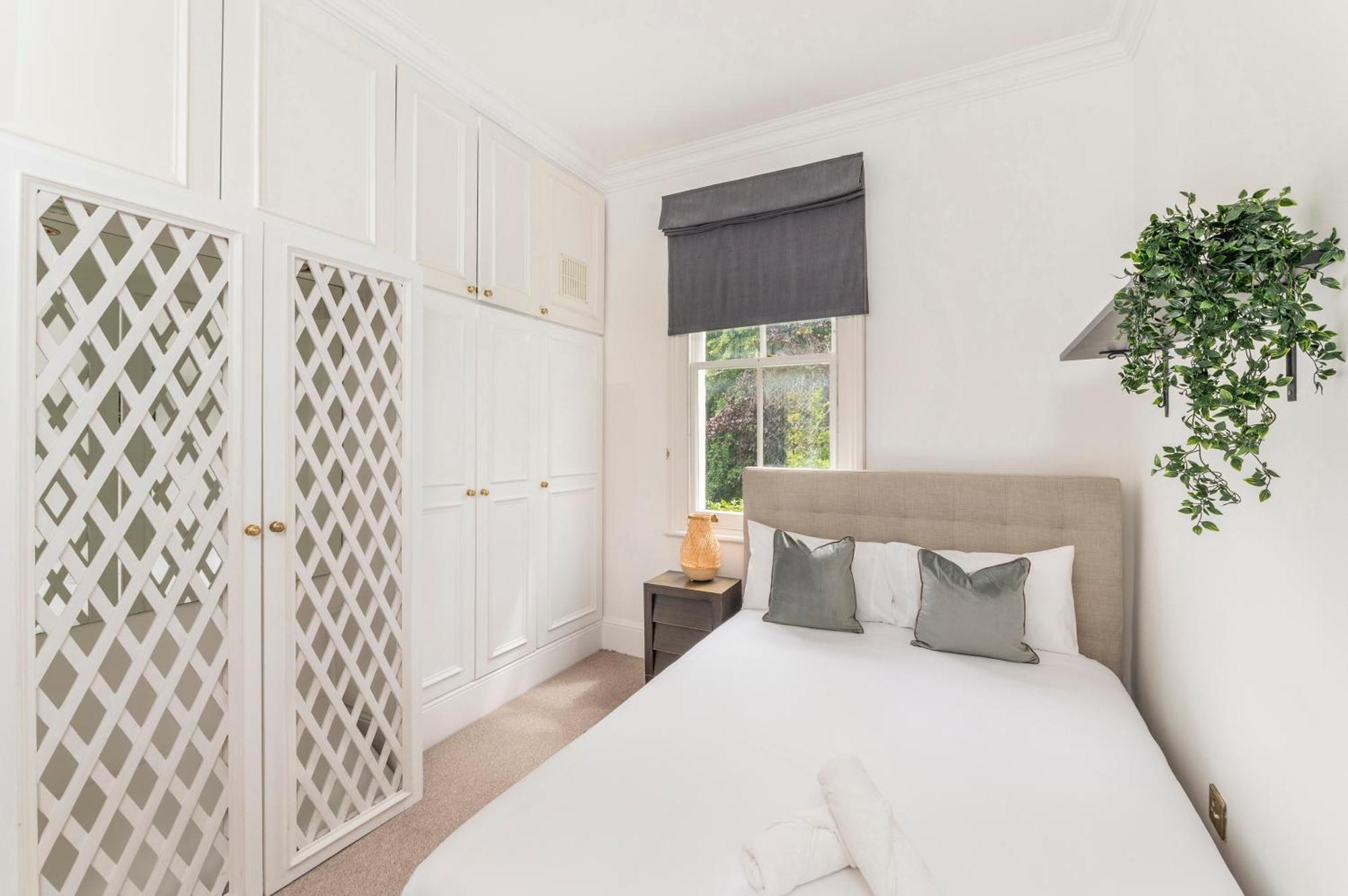 2 Min Walk Earls Court Station - Luxury 2 Bedroom Flat *